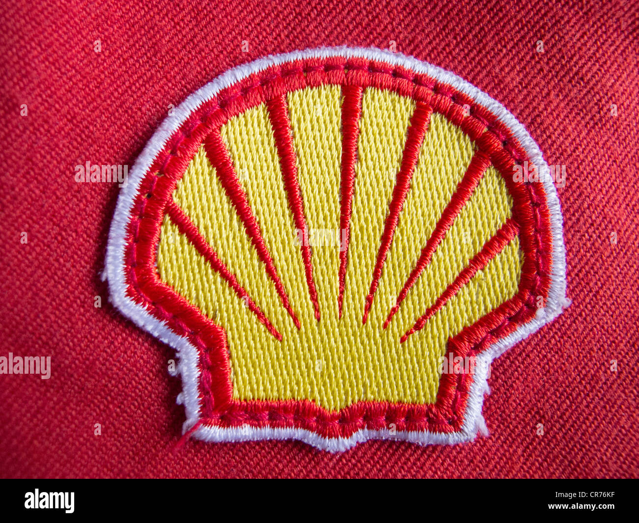 Dettaglio del panno patch logo sulla tuta di sicurezza del lavoratore di Royal Dutch Shell Oil Company. Foto Stock