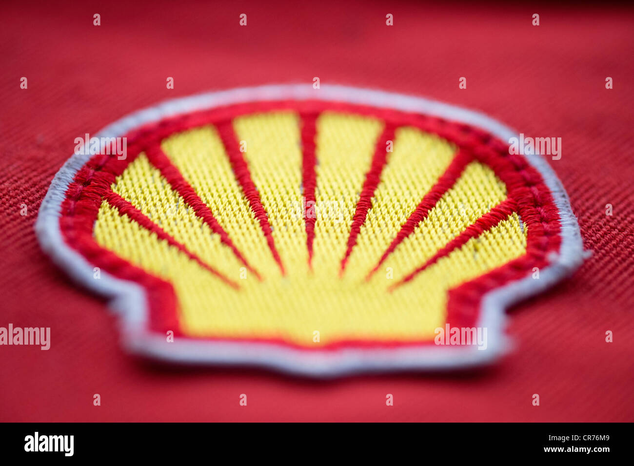 Dettaglio del panno patch logo sulla tuta di sicurezza del lavoratore di Royal Dutch Shell Oil Company. Foto Stock