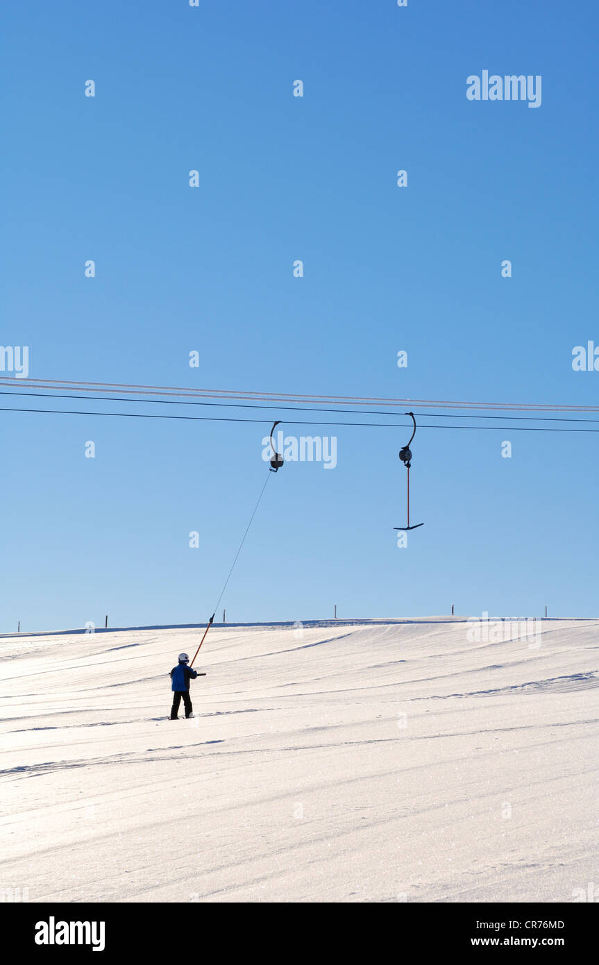 Ragazzo che viene trainato da una barra a T ski lift, Foresta Nera, Baden-Wuerttemberg, Germania, Europa Foto Stock