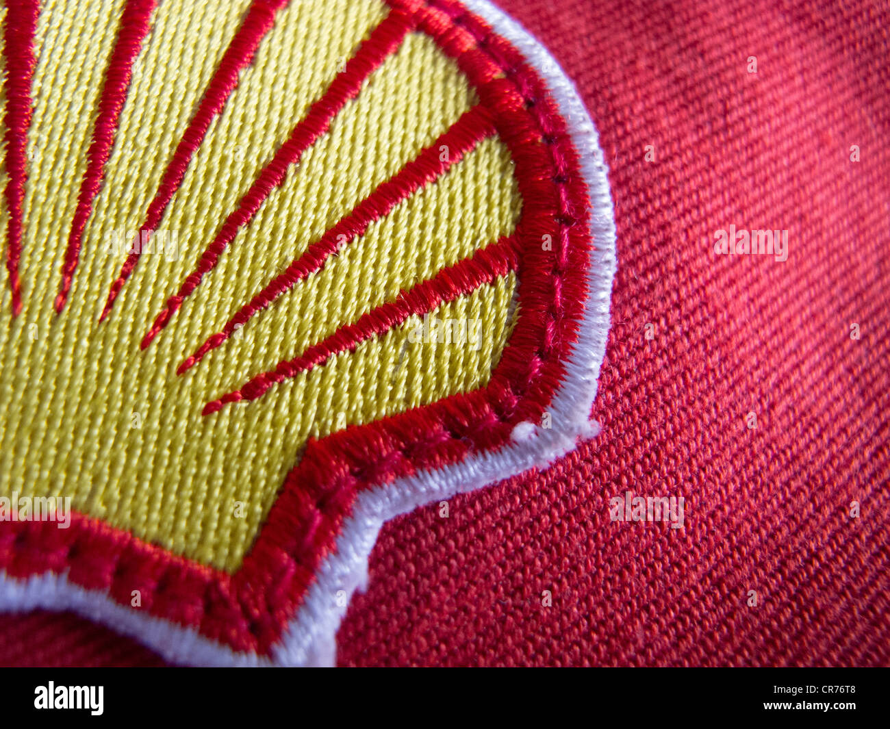 Dettaglio del panno patch logo sulla tuta di sicurezza del lavoratore di Royal Dutch Shell Oil Company. Foto Stock