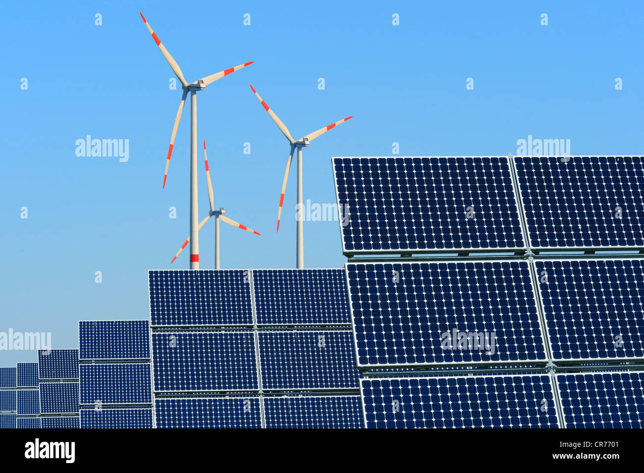 Le fonti rinnovabili di energia, pannelli solari nella parte anteriore delle turbine eoliche, componendo Foto Stock