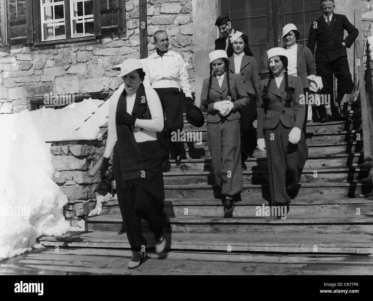 Nazli Sabri, 25.6.1894 - 29.5.1978, Regina Consort d'Egitto 15.3.1922 - 28.4.1936, con le sue figlie Fawzia e Faiza, di fronte all'Hotel Suvetta, St. Moritz, Svizzera, circa 1935, Foto Stock