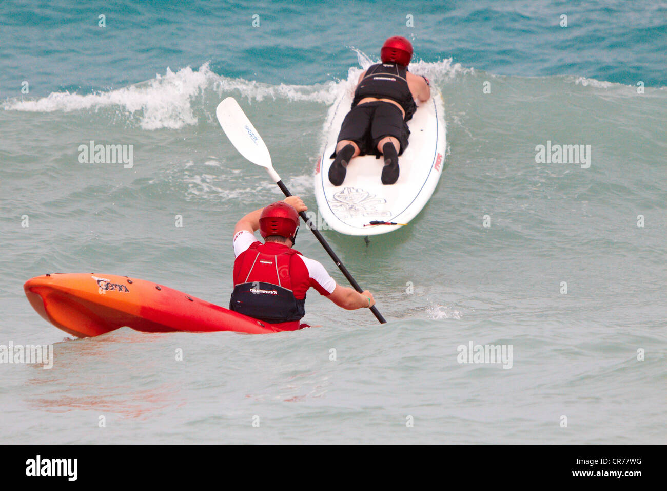 Un ospite tenta il surf a Mark Warner Levante Beach sulla spiaggia di Afandou, Rodi, Grecia Foto Stock