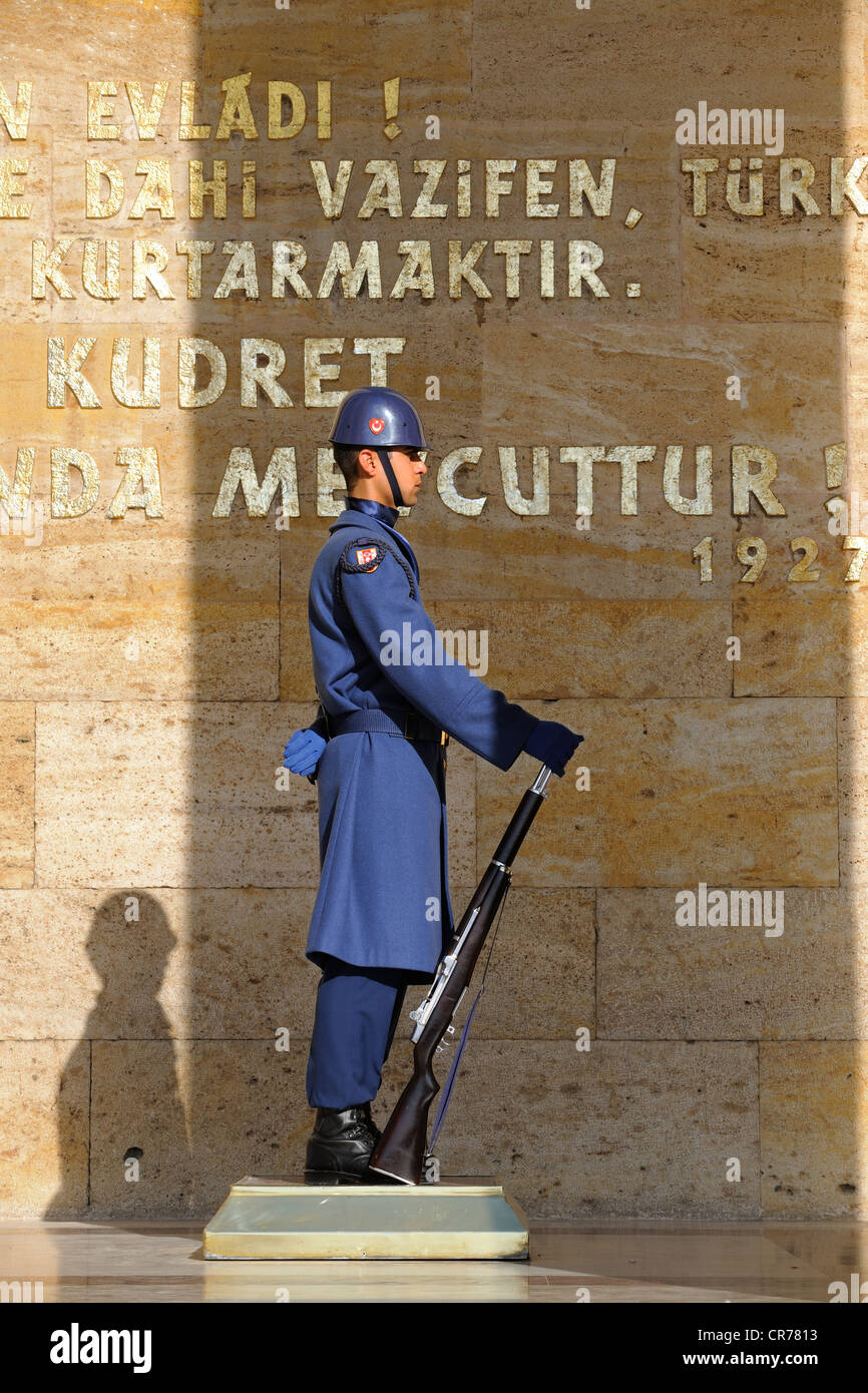 Turchia, Anatolia centrale, Ankara, il soldato di guardia di montaggio di fronte al mausoleo di Ataturk Foto Stock