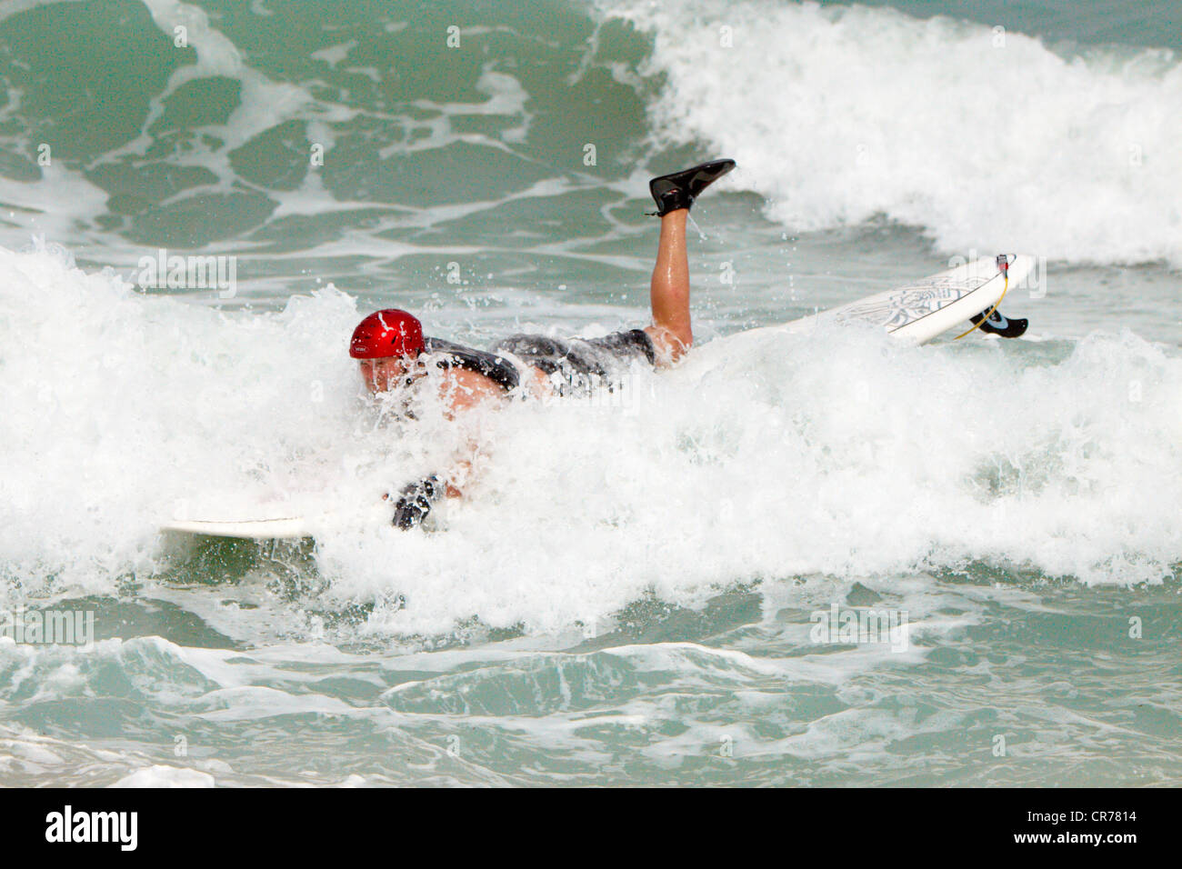 Un ospite tenta il surf a Mark Warner Levante Beach sulla spiaggia di Afandou, Rodi, Grecia Foto Stock