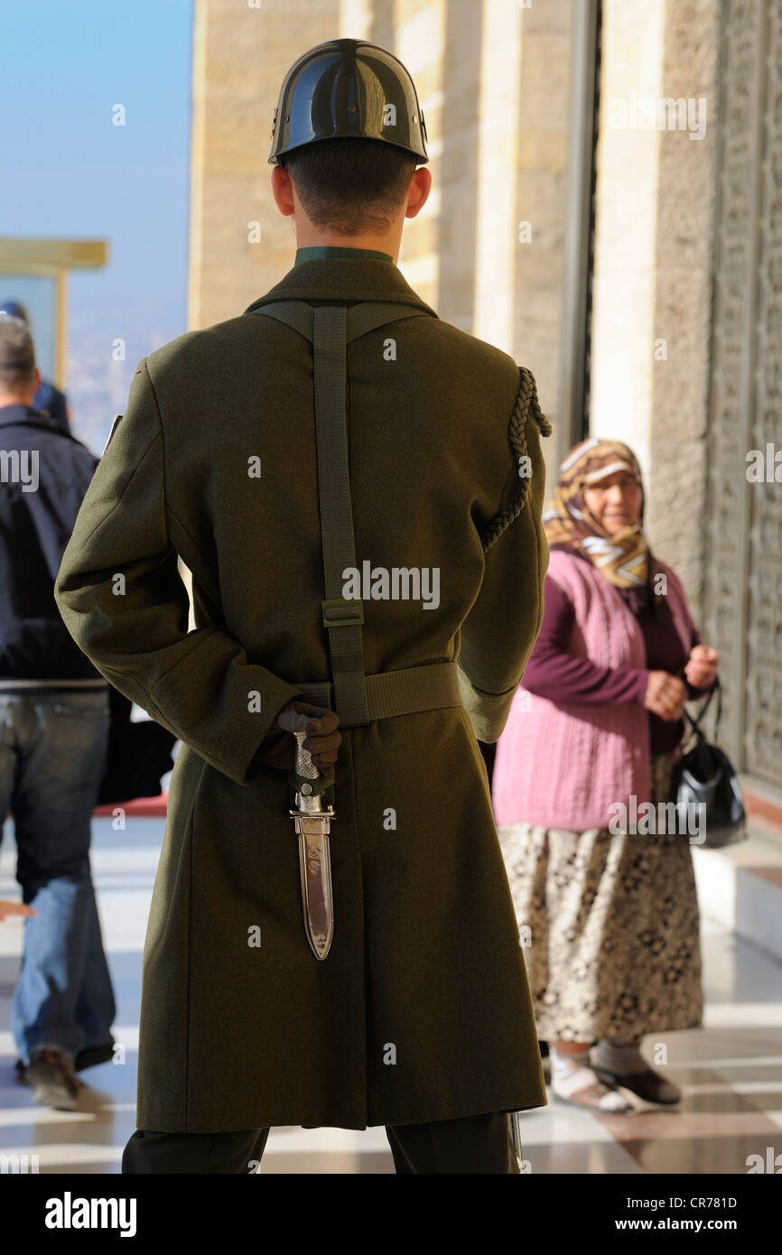 Turchia, Anatolia centrale, Ankara, il soldato di guardia di montaggio di fronte al mausoleo di Ataturk Foto Stock