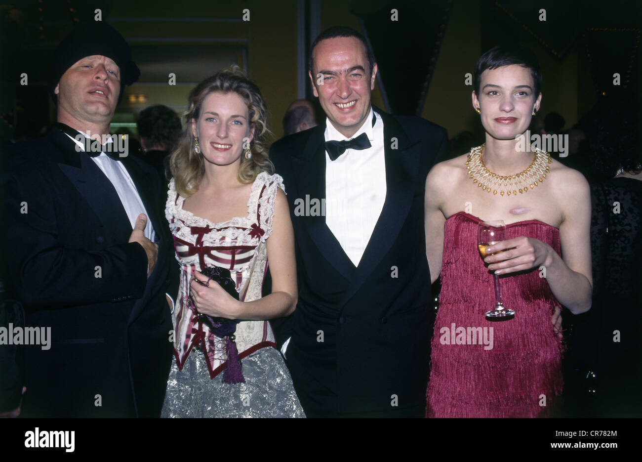 Eichinger, Bernd, 11.4.1949 - 24.1.2011, produttore cinematografico tedesco, foto di gruppo, con il comico Tom Gerhardt e le attrici Maria Furtwaengler-Burda e Natja Brunckhorst, Deutscher Filmball, Hotel Bayerischer Hof, Monaco di Baviera, 1995, Foto Stock