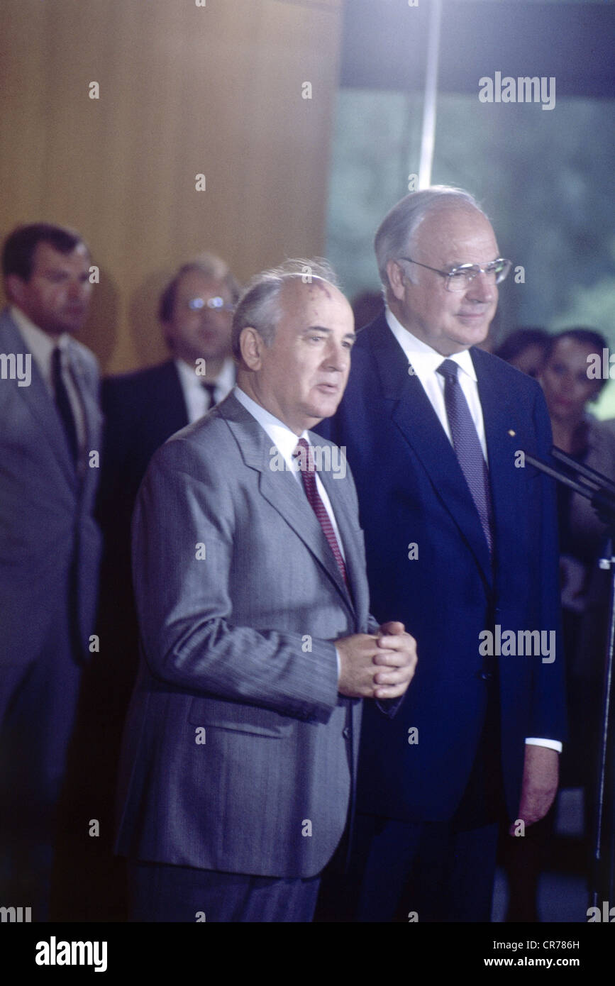 Mikhail Gorbachev, * 2.3.1931, politico sovietico (CSU), a metà della lunghezza, durante una visita di Stato in Germania, con il cancelliere tedesco Helmut Kohl, Bonn, 1991, Foto Stock