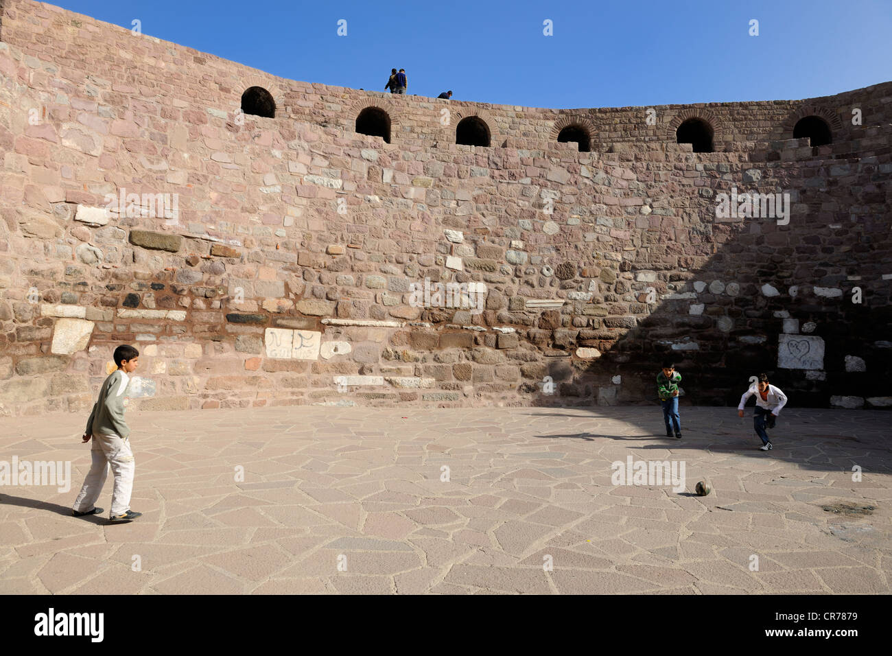 Turchia, Anatolia centrale, Ankara, cittadella nella città vecchia, i bambini a giocare a calcio nei bastioni Foto Stock