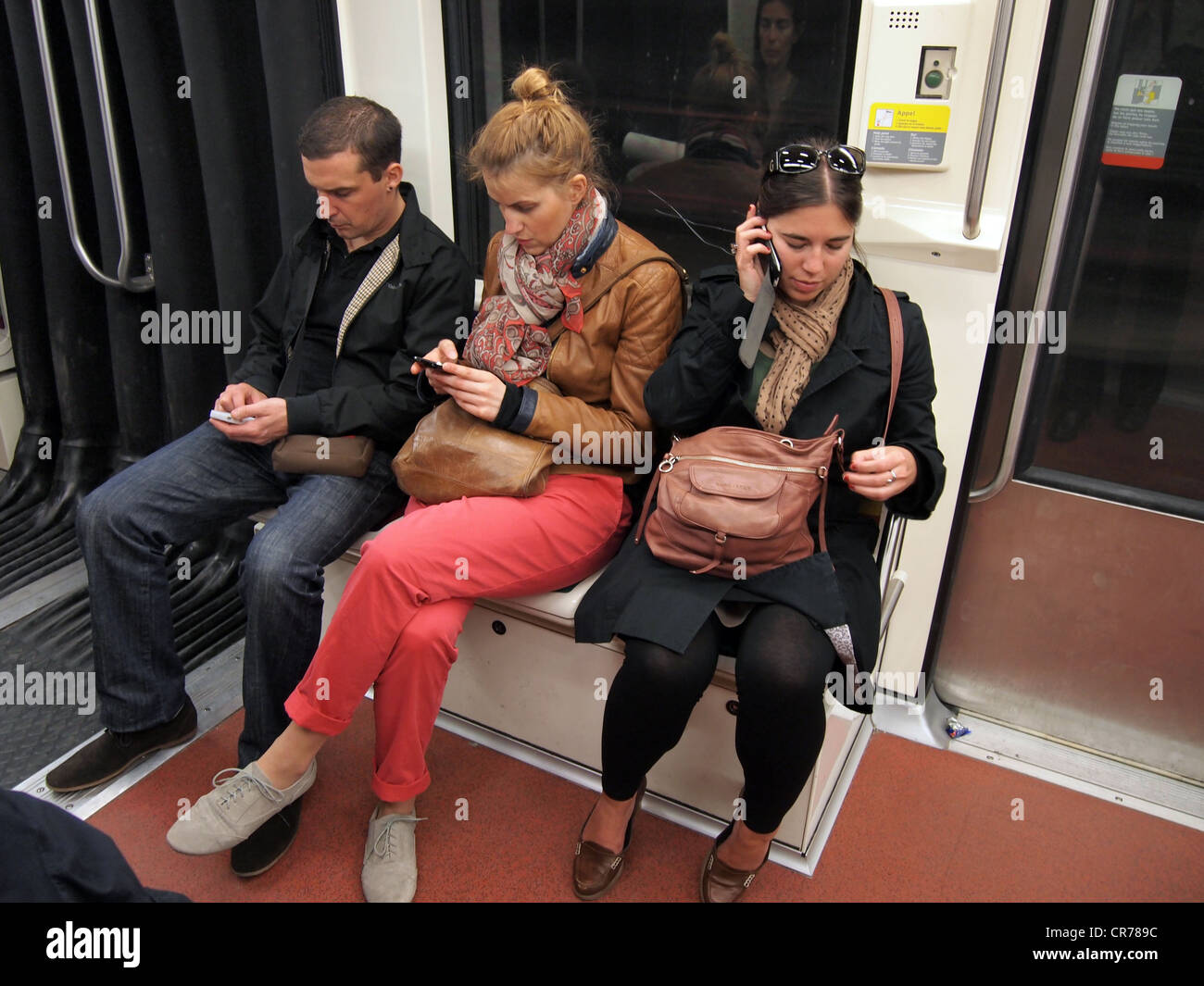 Parigi i passeggeri della metropolitana focalizzato sui loro smartphone, Parigi, Francia, 13 maggio 2012, © Katharine Andriotis Foto Stock