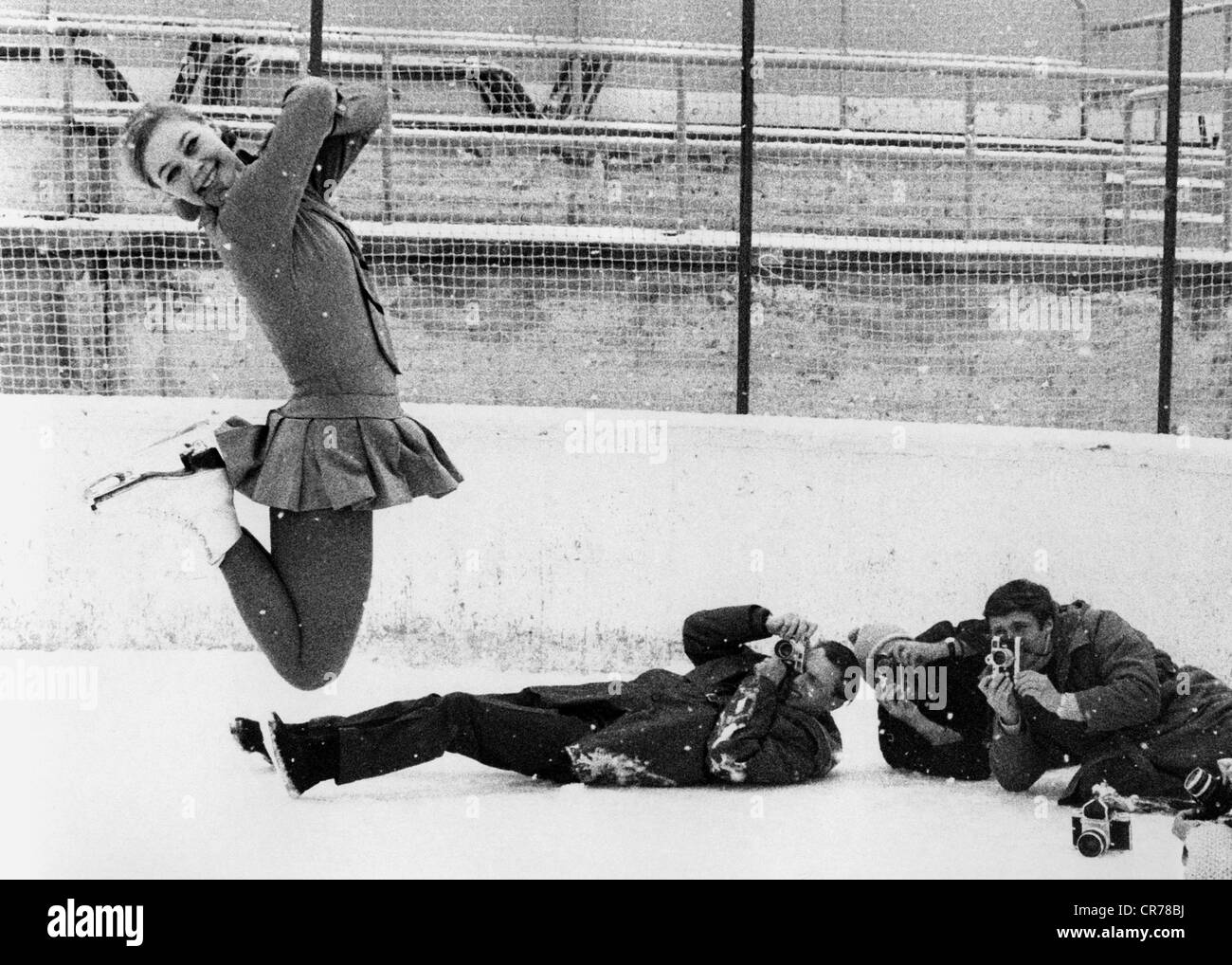 Seyfert, Gabriele 'Gaby', * 23.11.1948, pattinatore tedesco, salto per i fotografi durante il Campionato europeo di Leningrado, URSS, 3.2.1970, Foto Stock