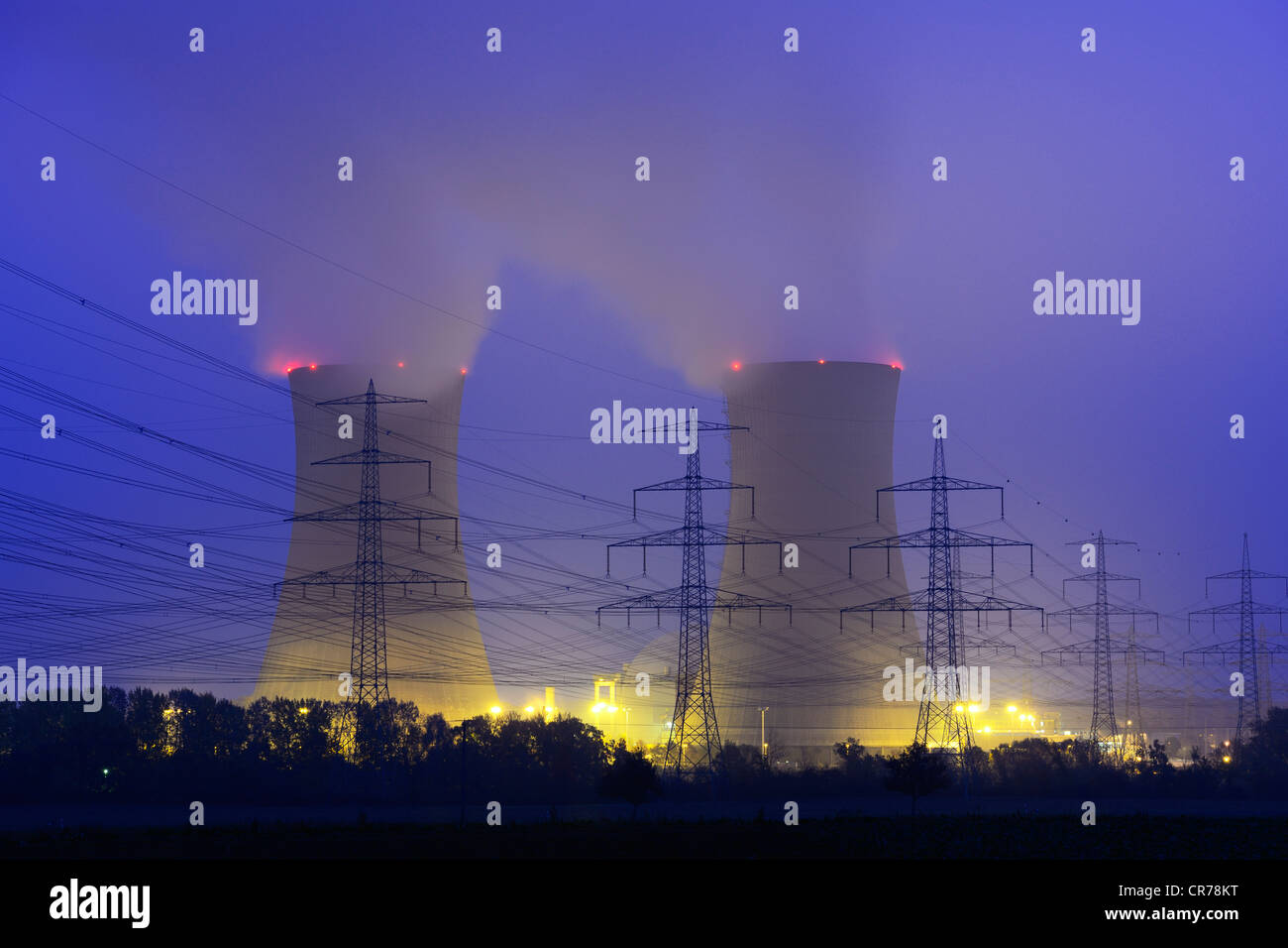 Torri di raffreddamento di Grafenrheinfeld E.sulla centrale nucleare, Schweinfurt, Baviera, Germania, Europa Foto Stock