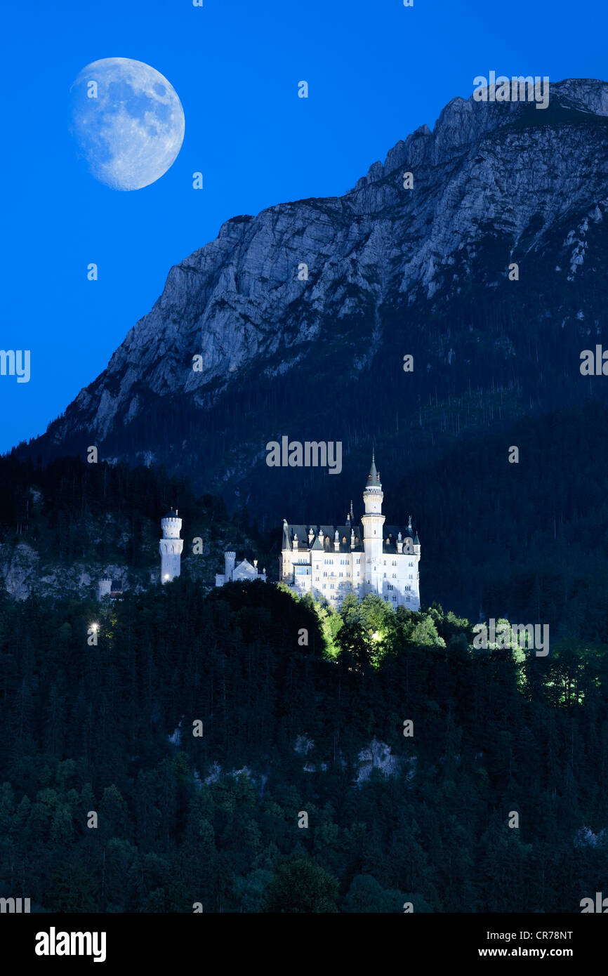 Schloss Castello di Neuschwanstein con luna vicino a Füssen, Ostallgaeu regione, Svevia, Baviera, PublicGround, composito Foto Stock