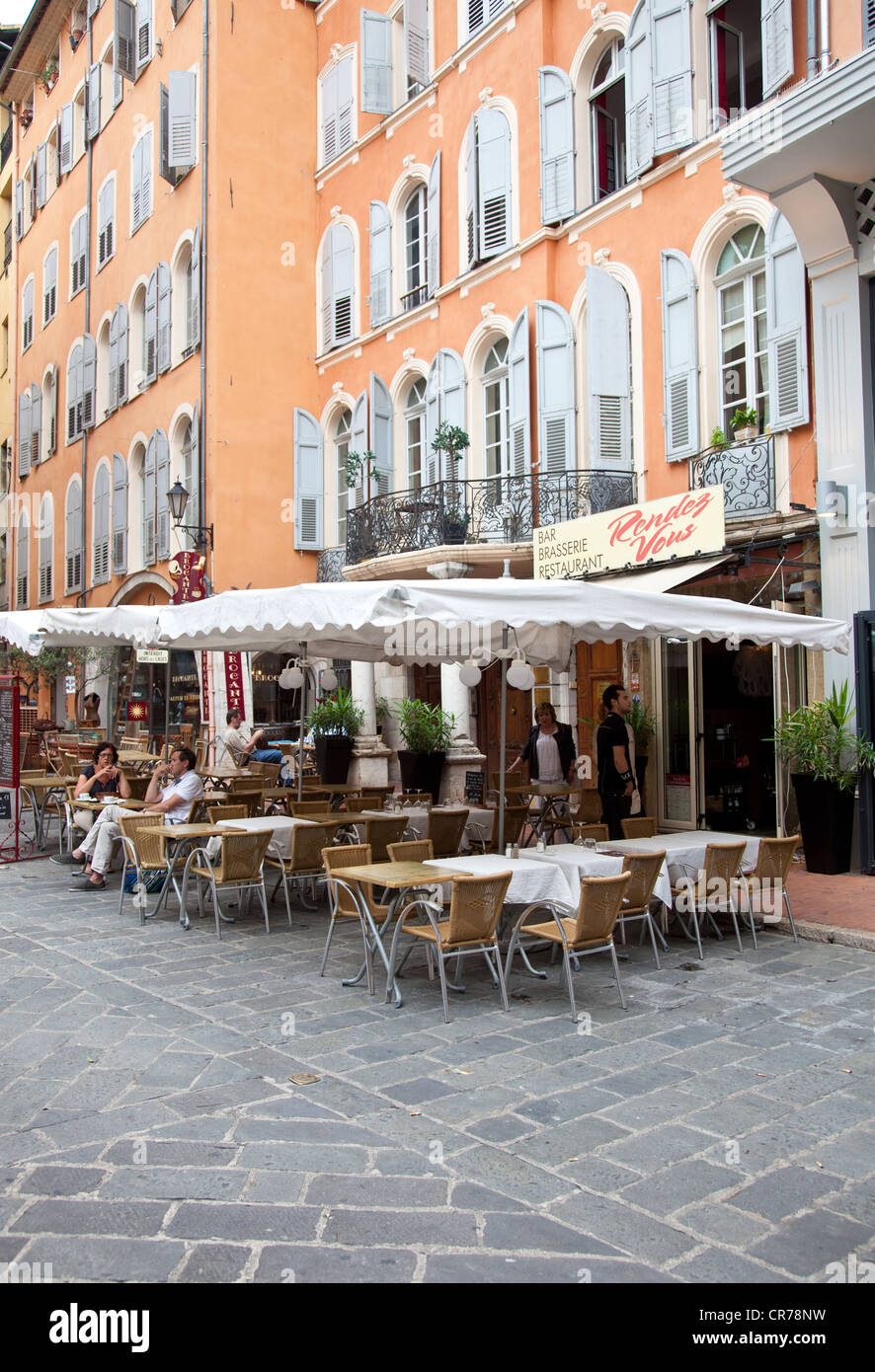 Street lo scenario e il cafe nella città di Grasse in costa azzurra. Grasse è famosa per il suo profumo produttore. Foto Stock