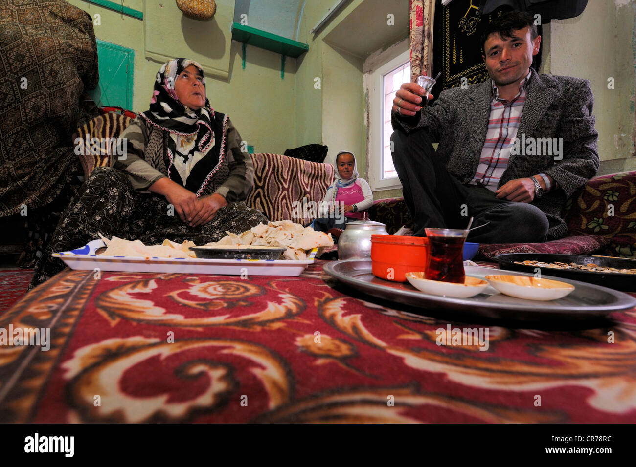 Turchia, Anatolia centrale, provincia di Aksaray, Cappadocia, dermici, Ergin famiglia a casa Foto Stock