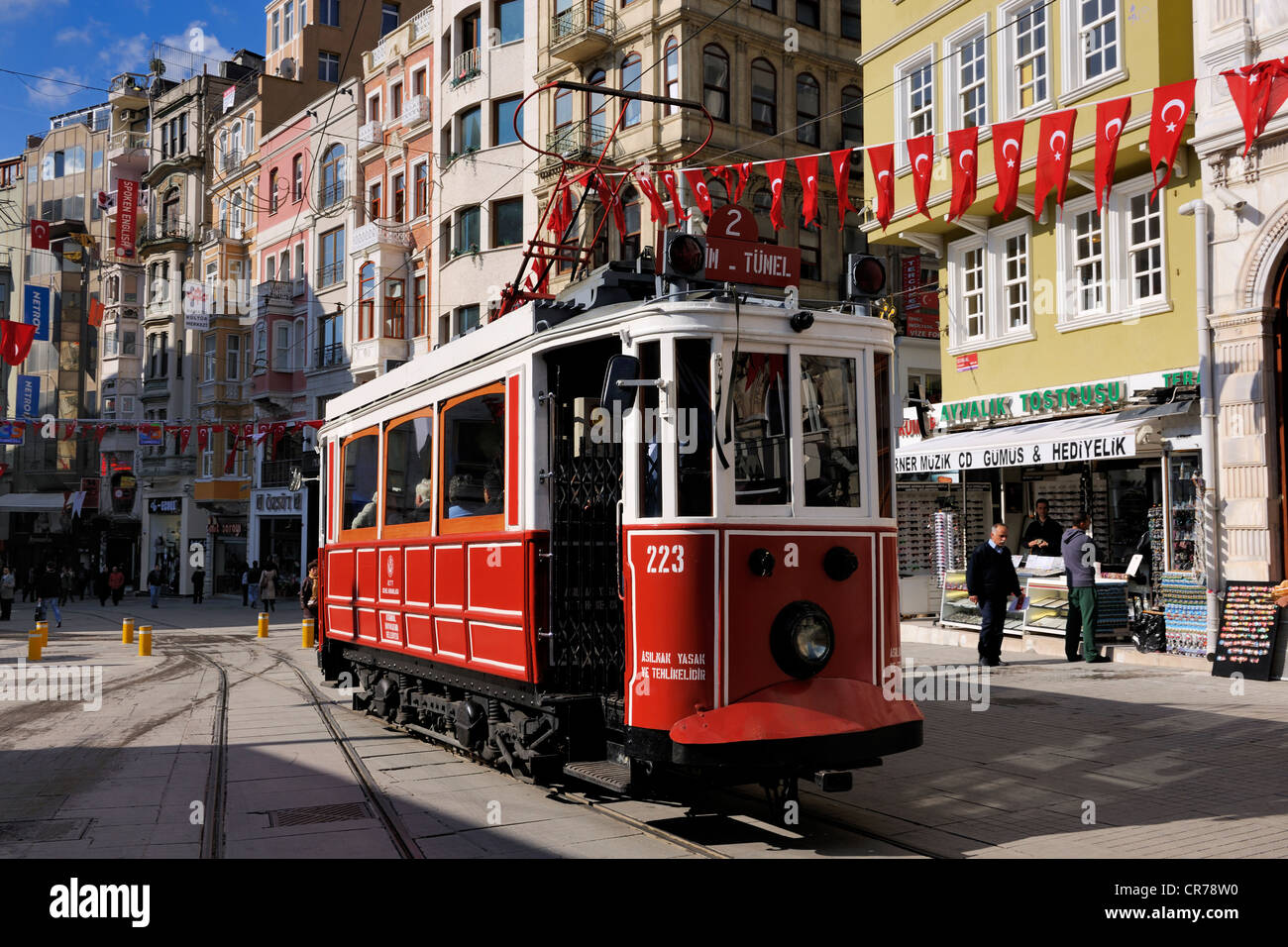 Turchia, Istanbul, Beyloglu, quartiere Taksim, vecchio tram in Istiklal Caddesi Street Foto Stock