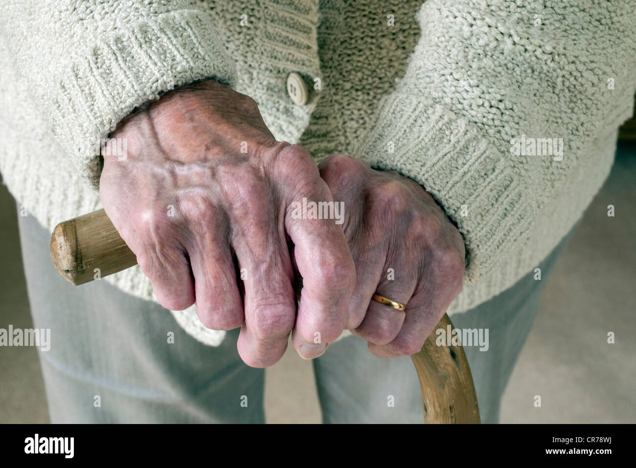Le mani della signora anziana tenendo un bastone, Dorset, Inghilterra, Regno Unito. Foto Stock