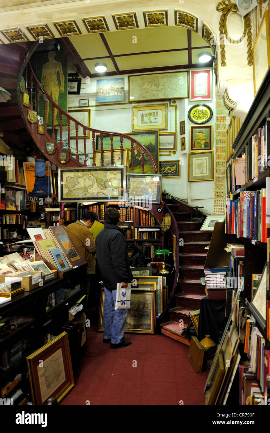 Turchia, Istanbul, Beyloglu, quartiere Taksim, libraio in Istiklal Caddesi Street Foto Stock