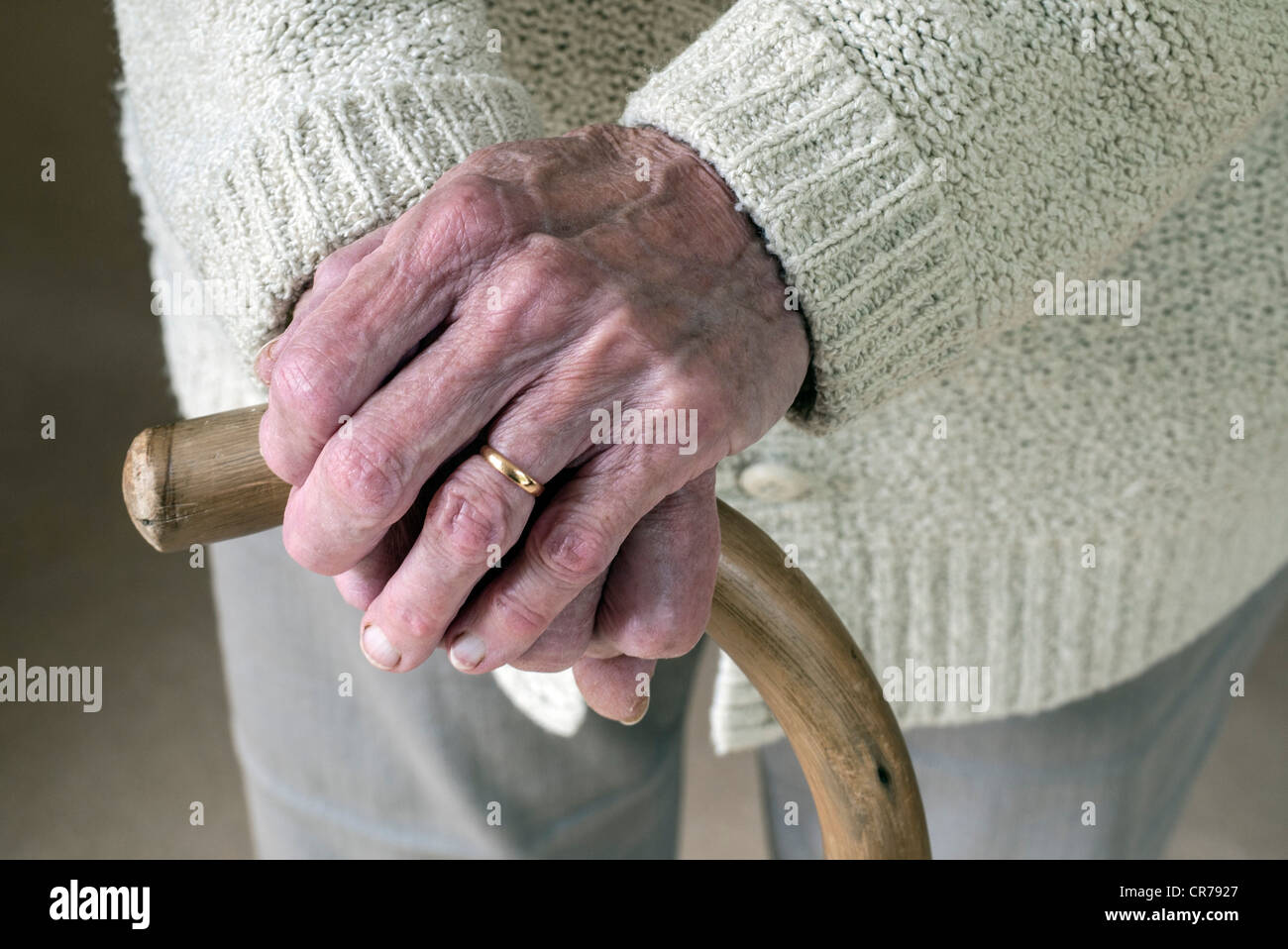 Le mani della signora anziana holding bastone, Dorset, Inghilterra, Regno Unito. Foto Stock