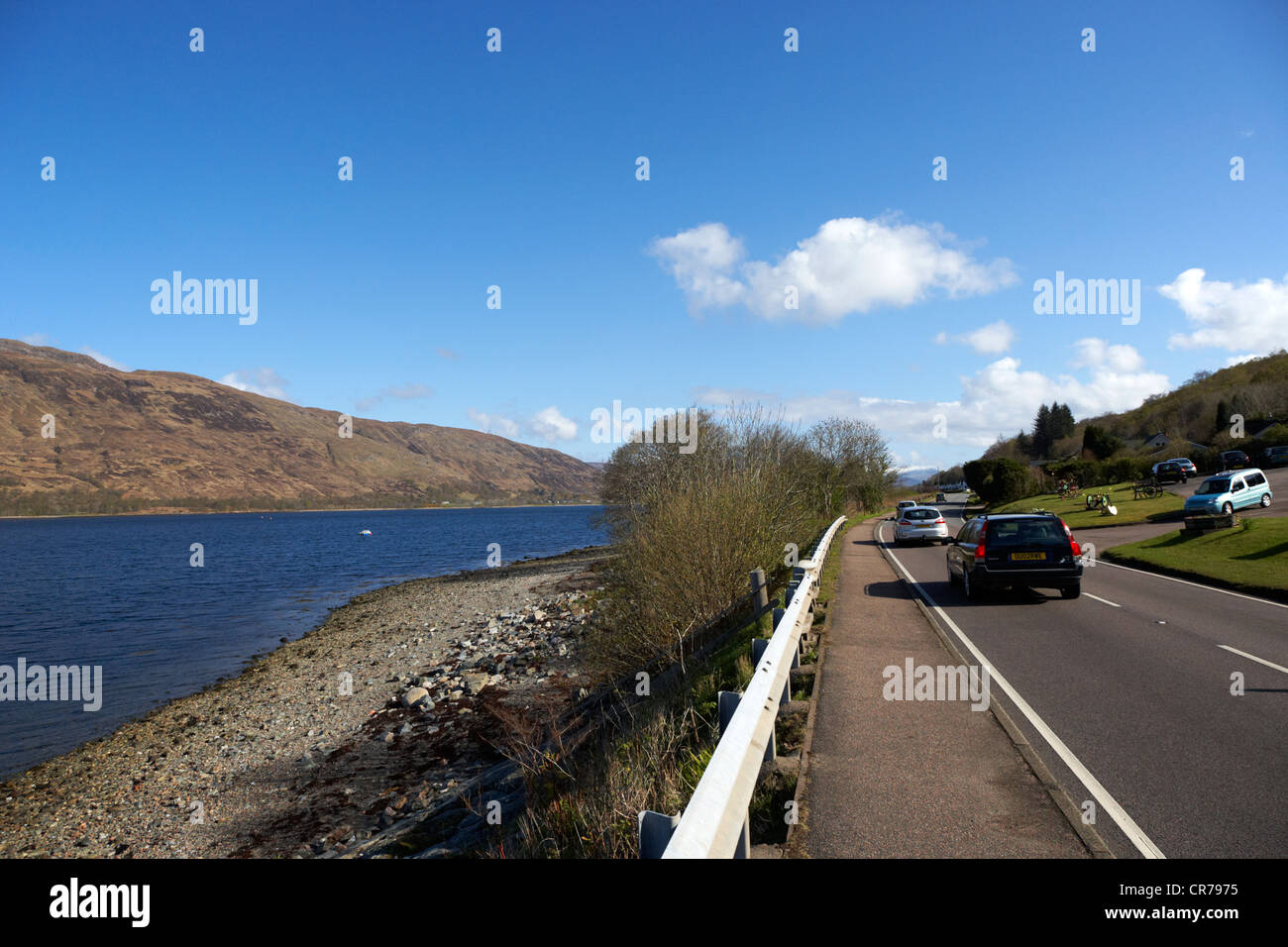 Il traffico sul principale a82 rotta turistica strada lungo le sponde del Loch linnhe vicino a Fort William highland Highlands della Scozia uk Foto Stock