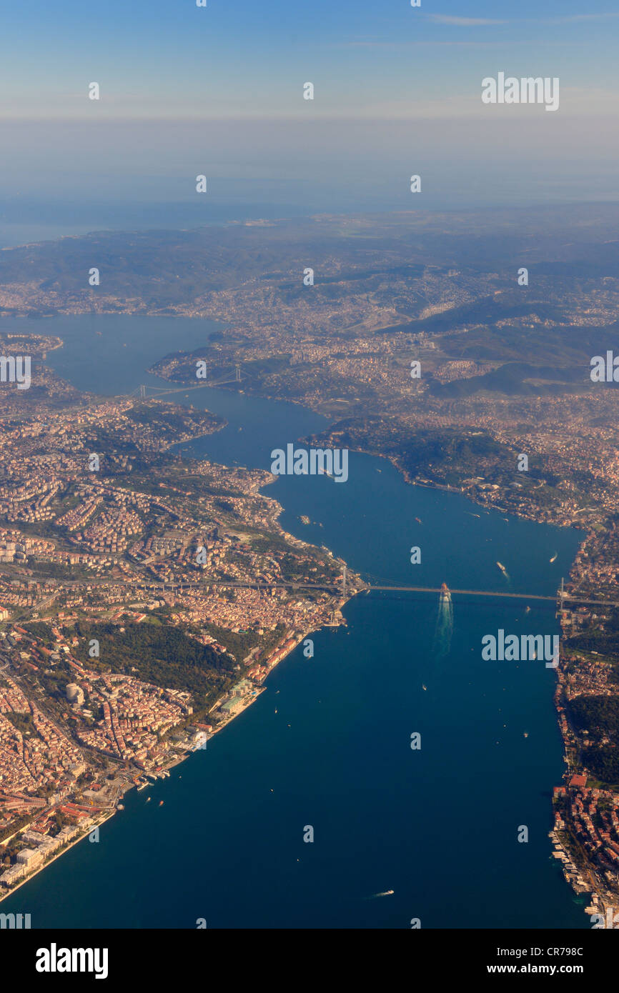 Turchia, Istanbul, il Parlamento e i lati asiatici separared dalle parti dello stretto del Bosforo, il Ponte sul Bosforo in primo piano Foto Stock