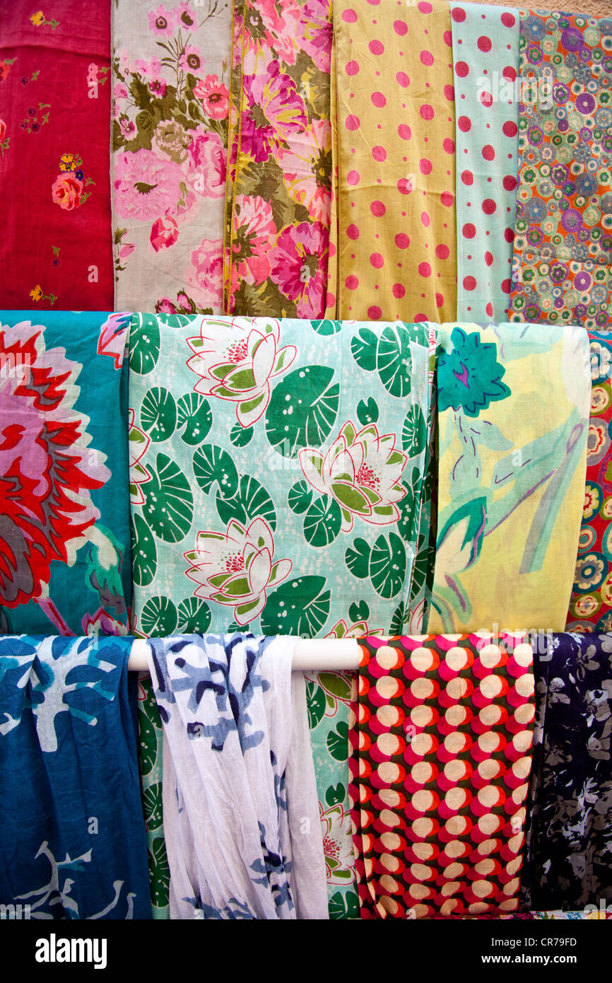 Tradizionale mercato provenzale offerta di stallo tessuti colorati. Foto Stock