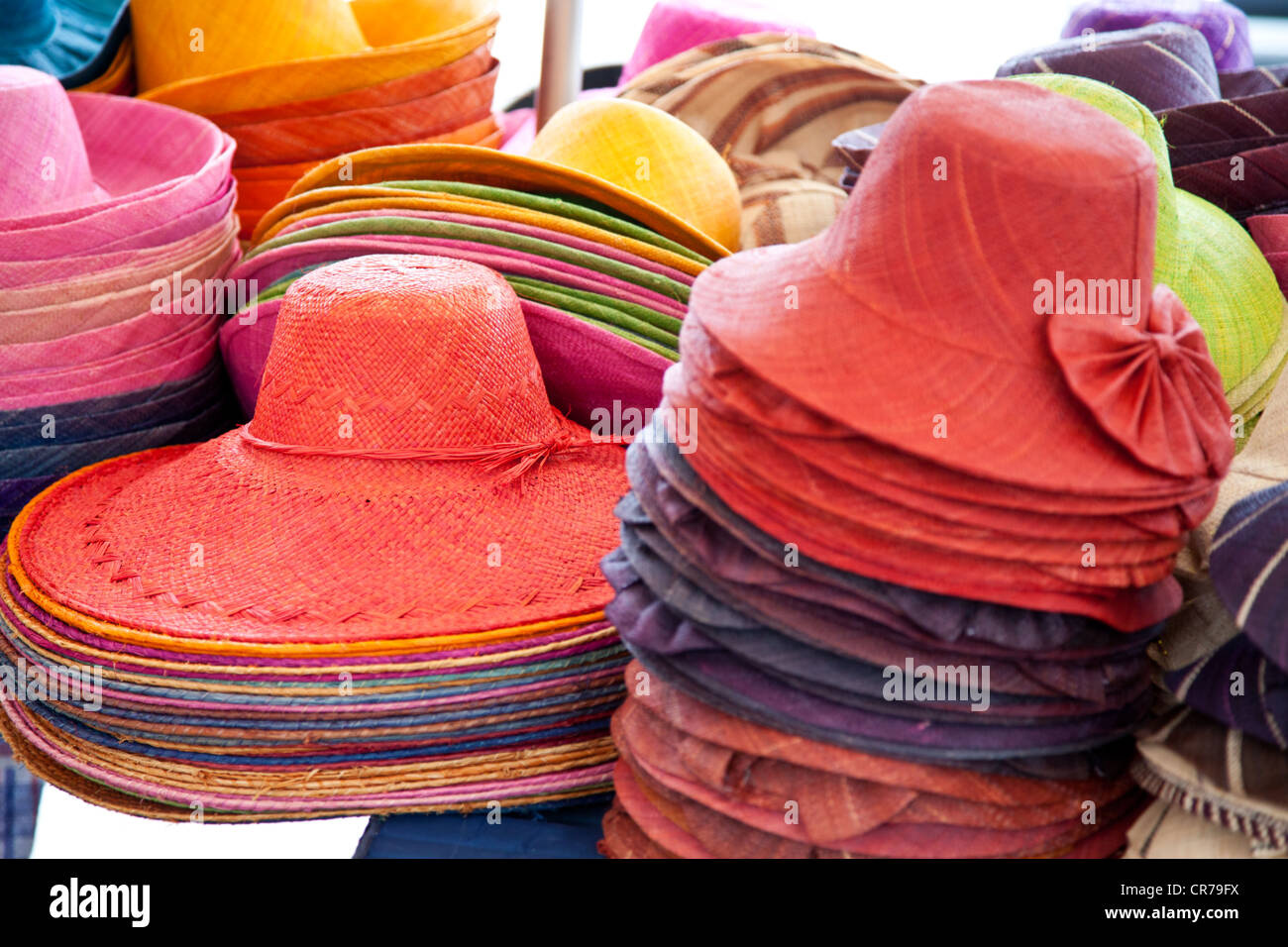 Offerta di stallo colorato di cappelli di paglia. Foto Stock
