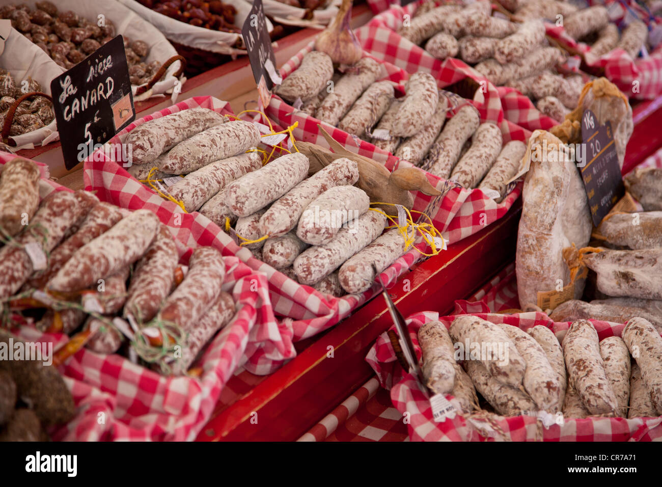 Belle air-salsiccia secca a stallo del mercato. Foto Stock