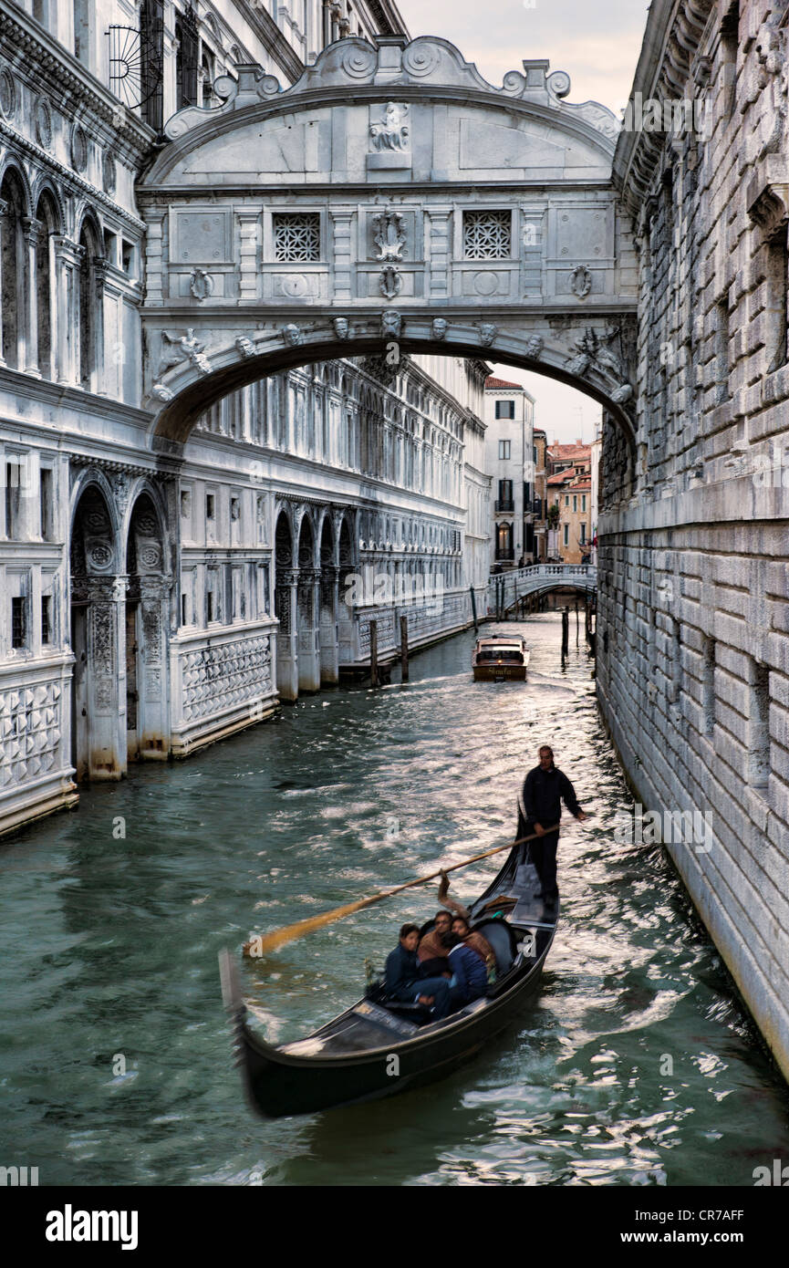 Una gondola passa sotto il ponte dei sospiri, Venezia, Italia. Foto Stock