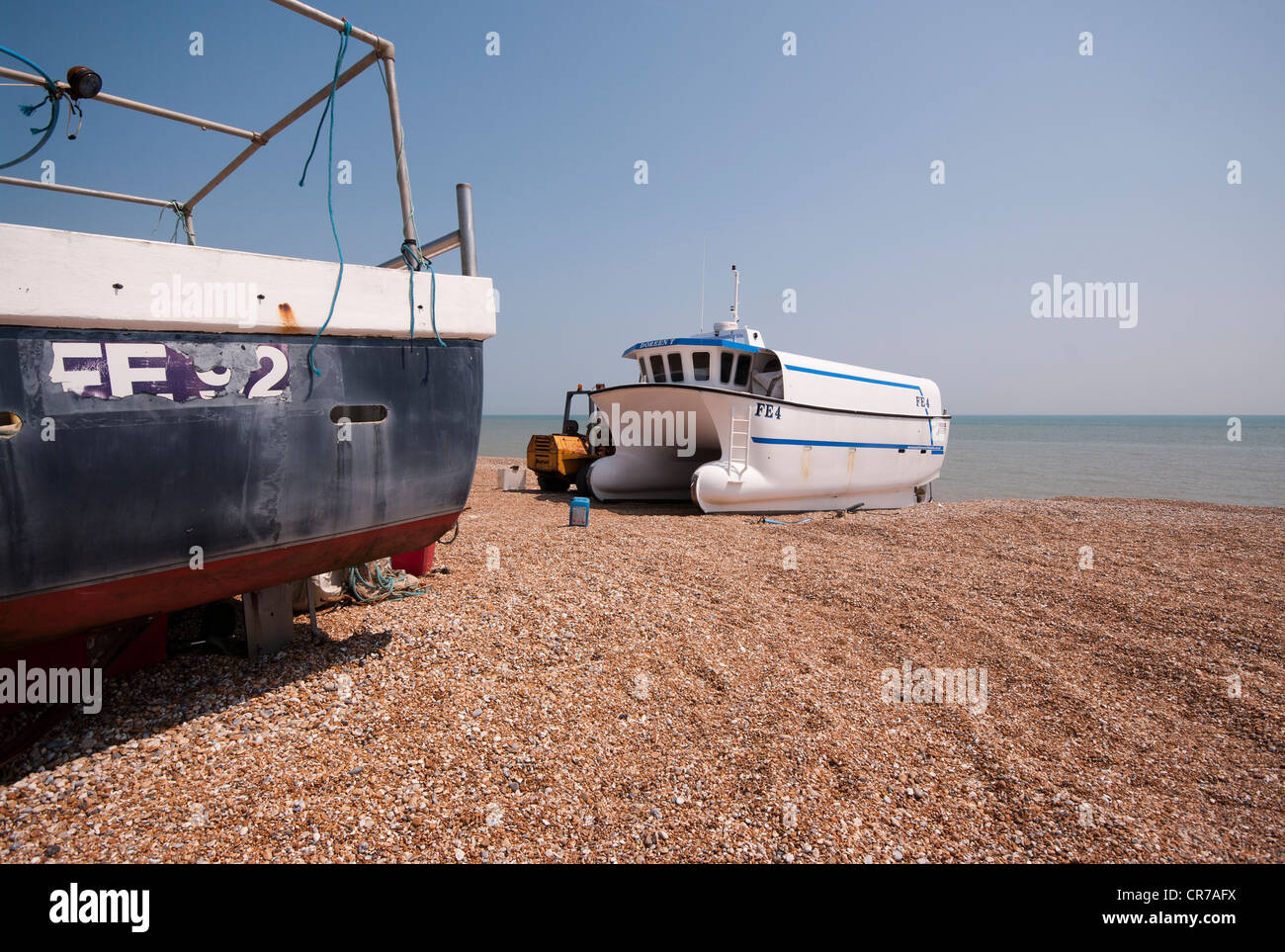 Commerciale di pesca Barche su Dungeness spiaggia ghiaiosa Kent REGNO UNITO Foto Stock