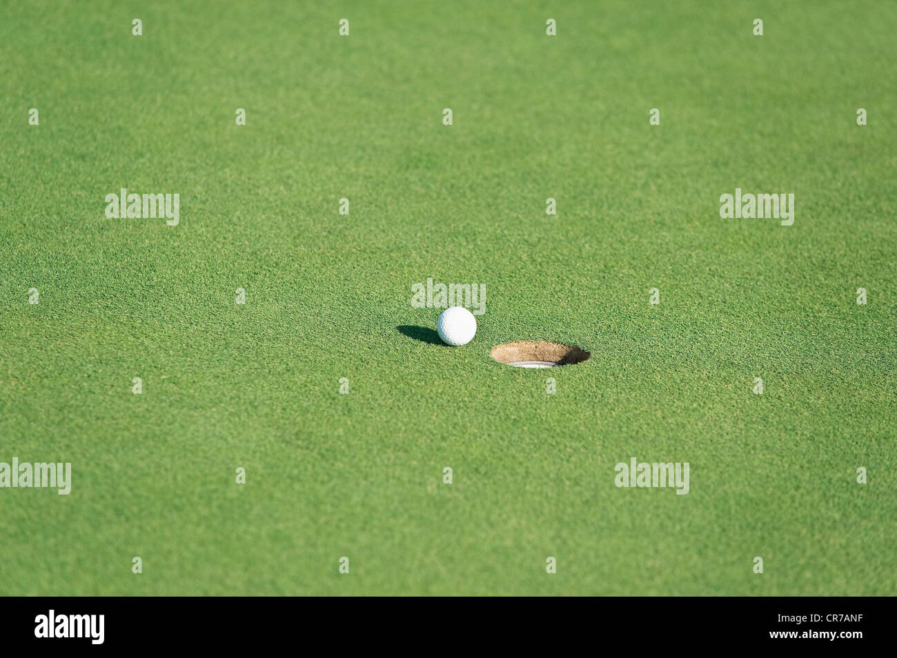 Cipro, la pallina da golf dal foro sul campo da golf Foto Stock