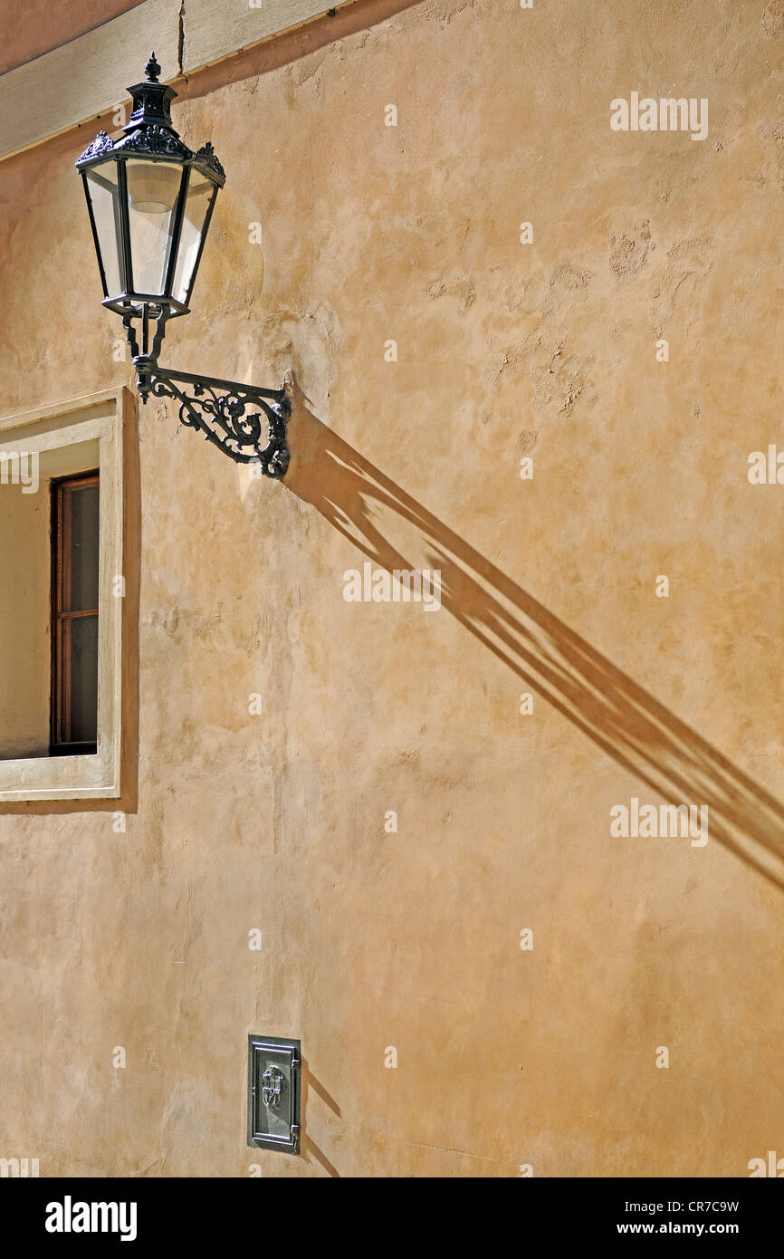 Lanterna storica su un muro di casa, Praga, Boemia, Repubblica Ceca, Europa Foto Stock