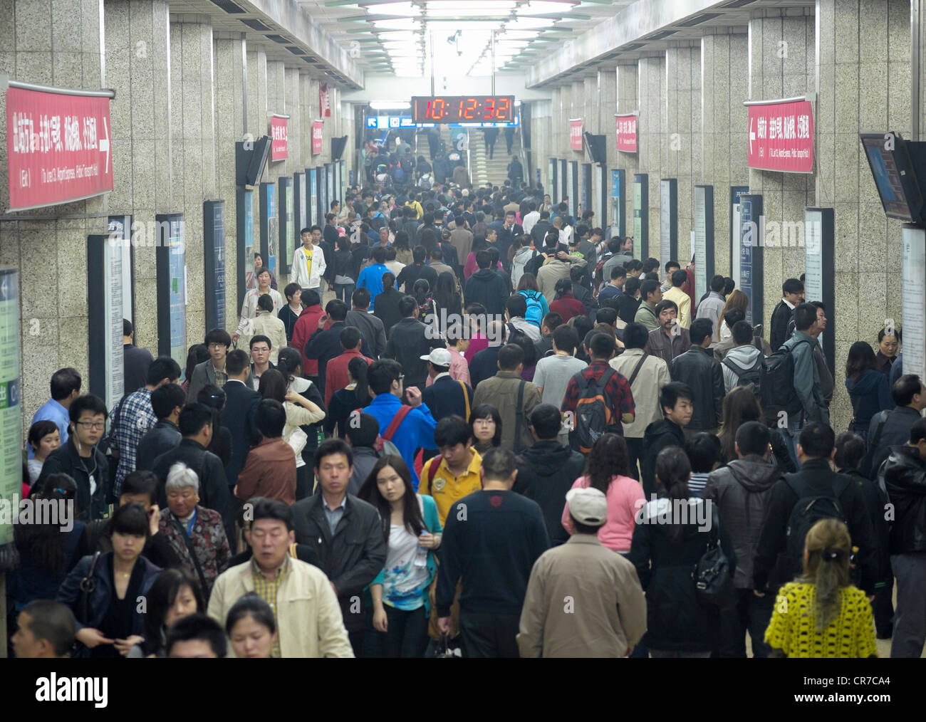 Piattaforma di occupato presso la stazione di metropolitana di Pechino sistema in Cina Foto Stock