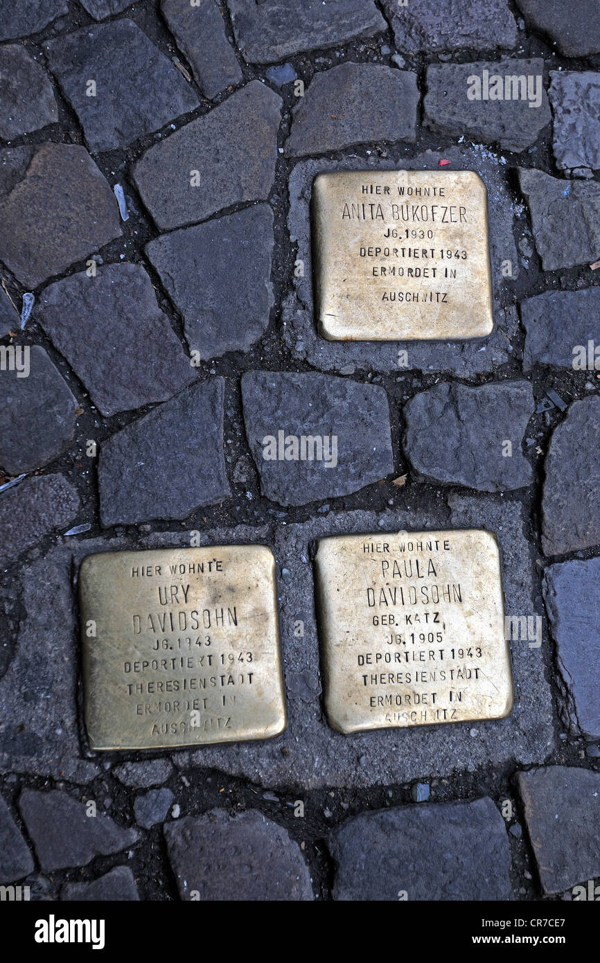 Piastre commemorative, cosiddette pietre di inciampo per commemorare i deportati ebrei, annegate nel pavimento, Berlino, PublicGround Foto Stock