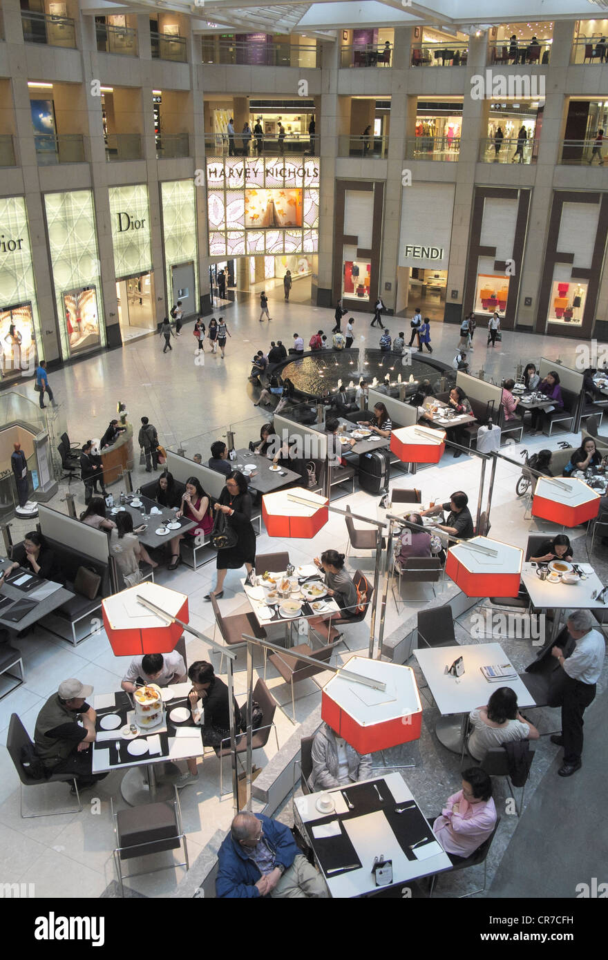 Interno della sistemazione di Landmark Center centro commerciale per lo shopping di Hong Kong Foto Stock
