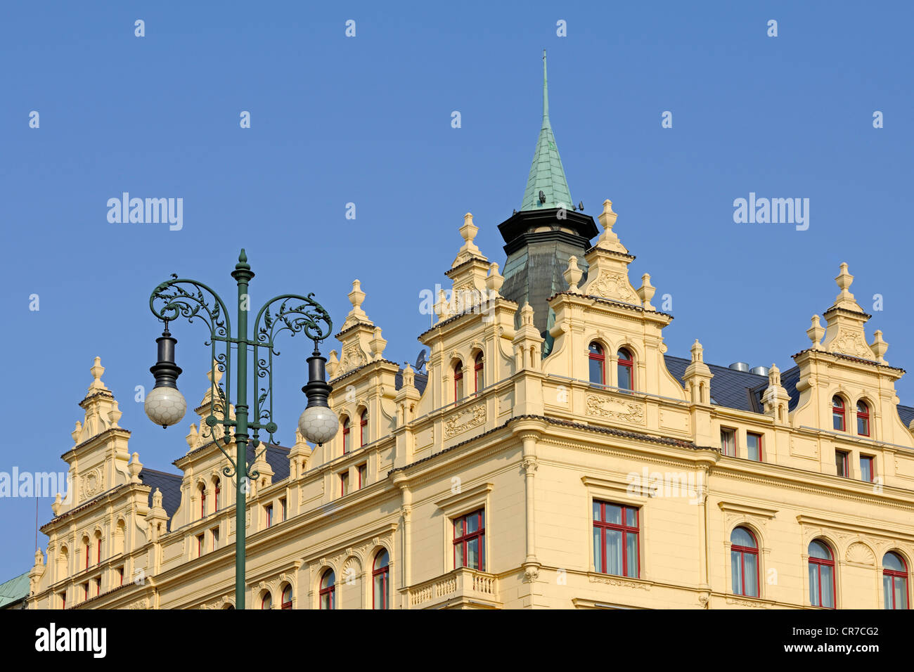 Una magnifica facciata in stile art nouveau, sulla piazza della Repubblica, Praga, Boemia, Repubblica Ceca, Europa Foto Stock