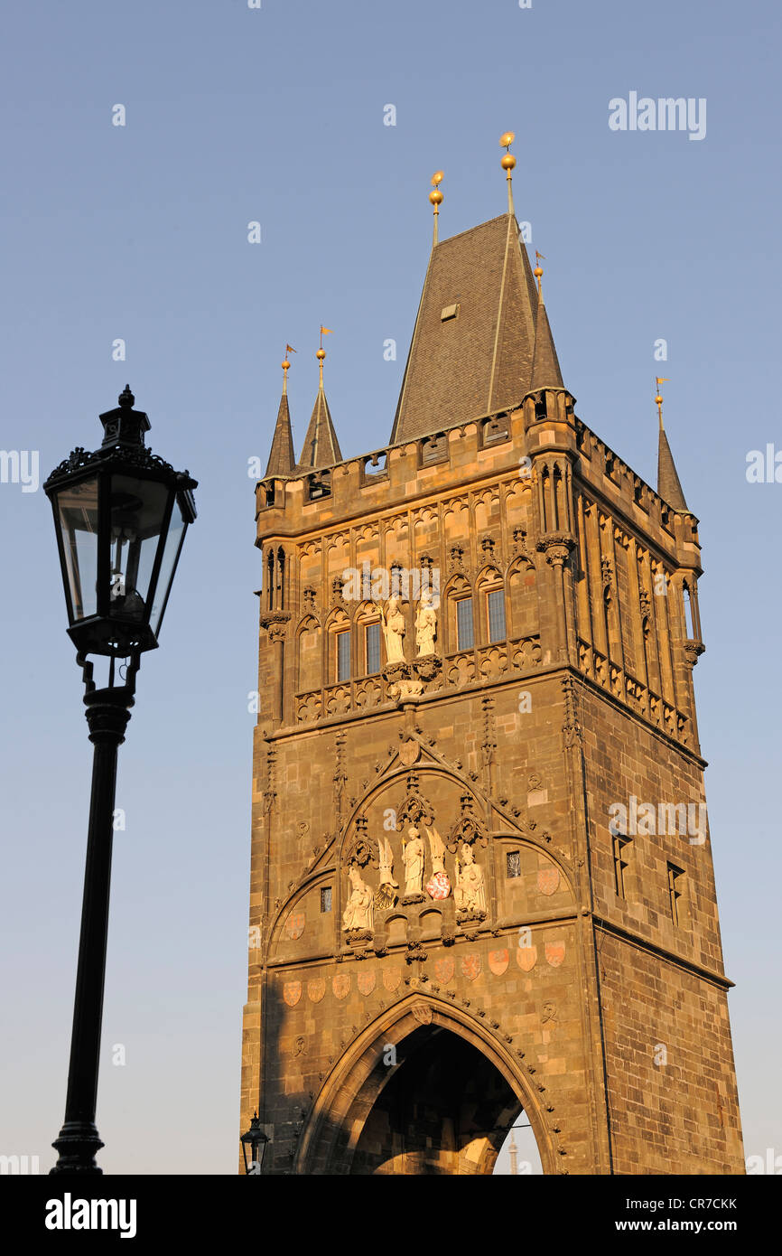 Strada storica lampada sul Ponte Carlo e la Torre del Ponte della Città Vecchia di Praga, Boemia, Repubblica Ceca, Europa Foto Stock