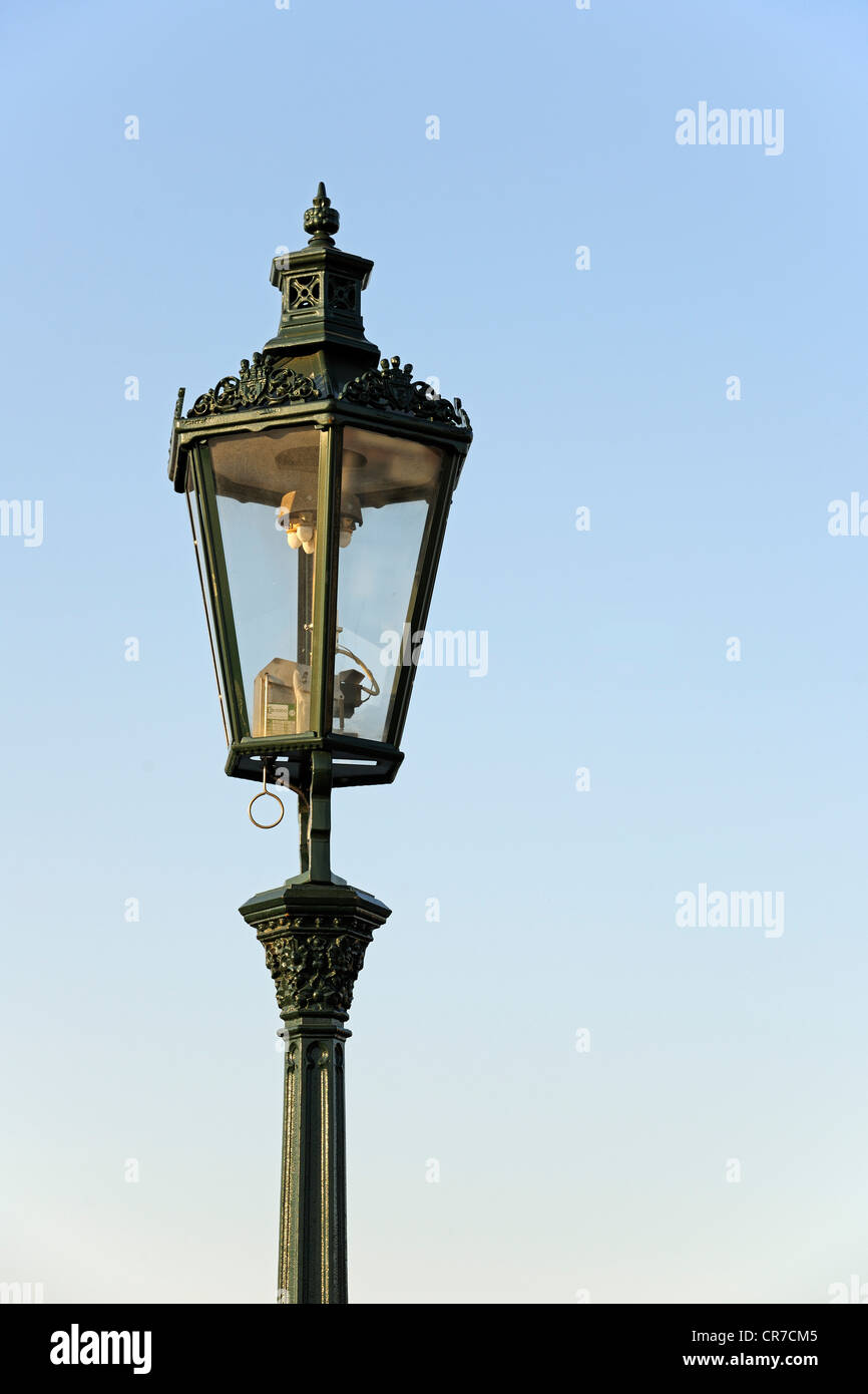 Strada storica lampada sul Ponte Carlo a Praga, Boemia, Repubblica Ceca, Europa Foto Stock