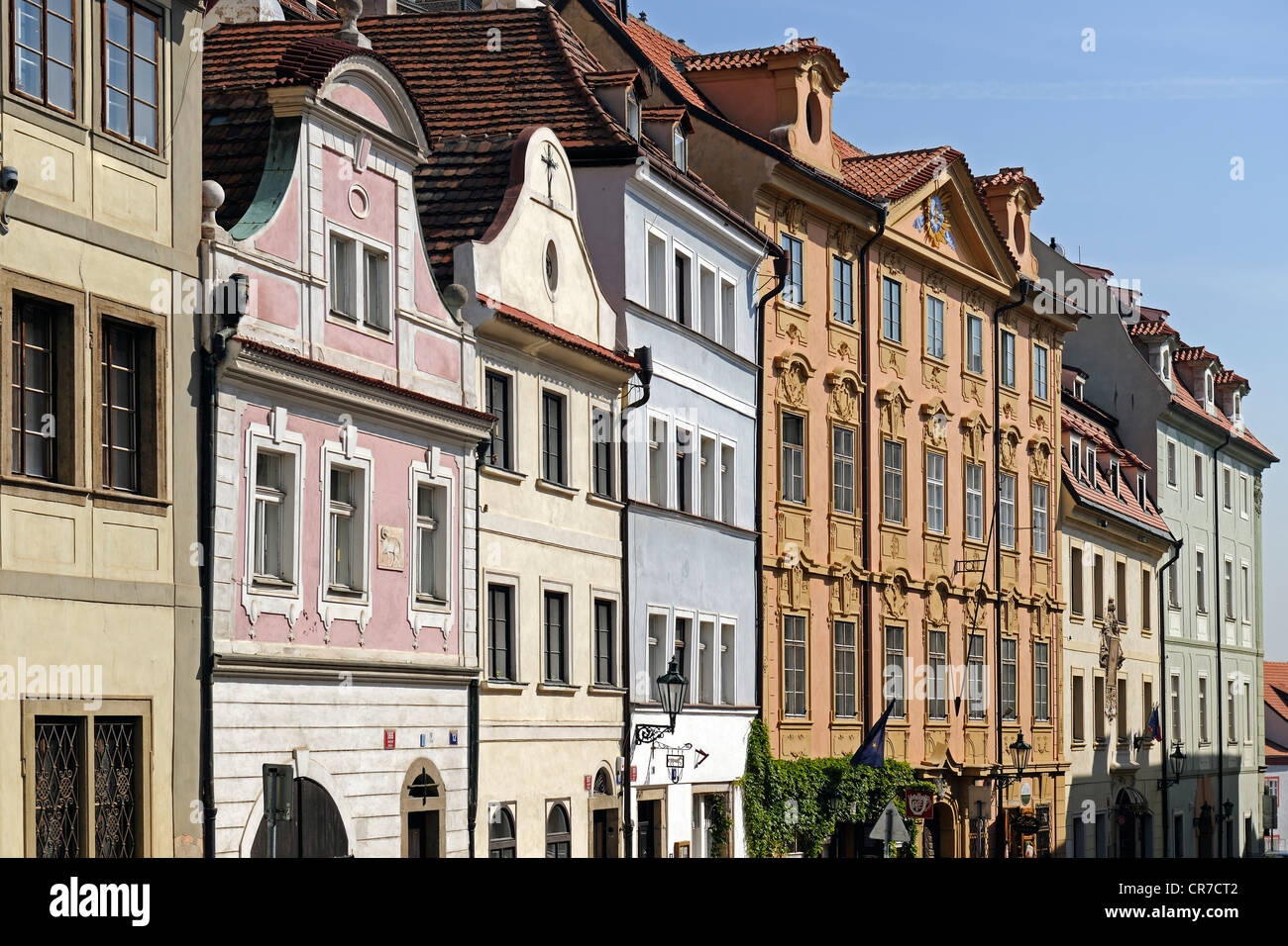 Fila di case storiche, Malá Strana, Praga, Boemia, Repubblica Ceca, Europa Foto Stock