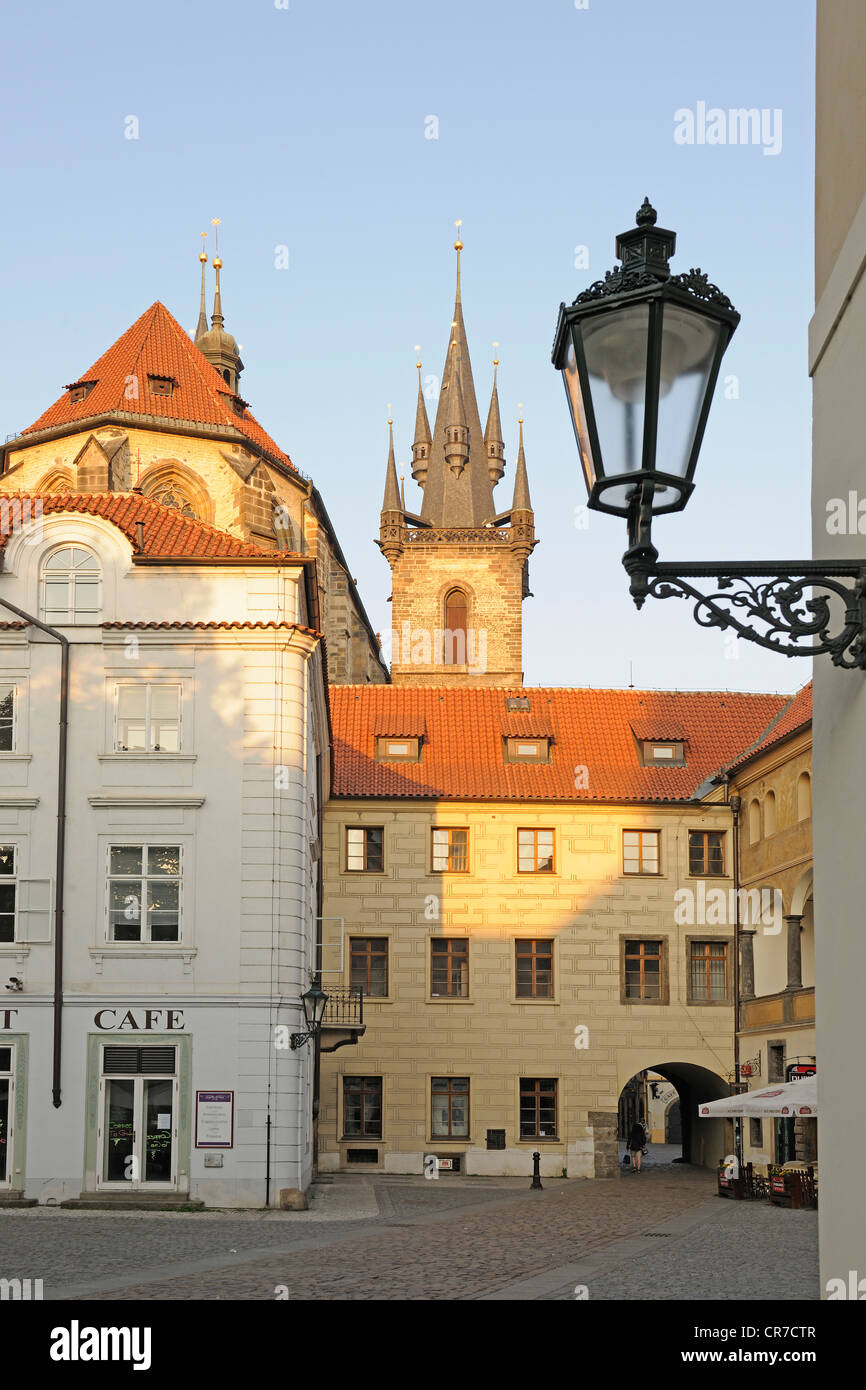 Edifici storici e lanterna di mattina presto, la Piazza della Città Vecchia, centro storico di Praga, Boemia, Repubblica Ceca, Europa Foto Stock