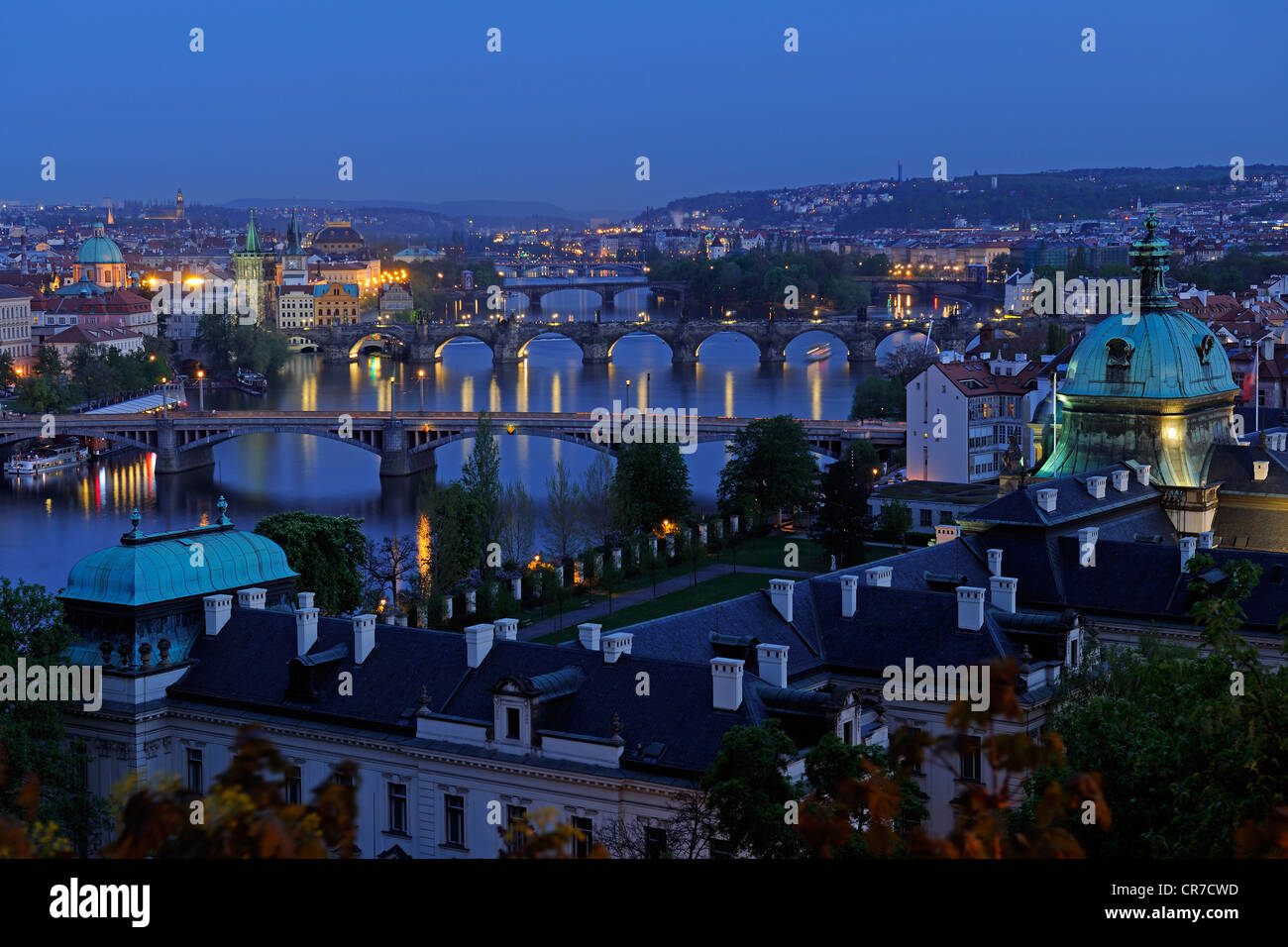 Affacciato sul Ponte Carlo e del fiume Moldava di notte, la Piazza della Città Vecchia, centro storico di Praga, Boemia, Repubblica Ceca, Europa Foto Stock