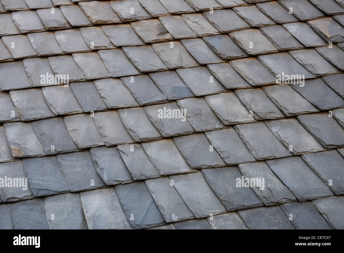 Il vecchio tetto in ardesia piastrelle su la Torre del Ponte della Città Vecchia vicino al Ponte Carlo, Praga, Boemia, Repubblica Ceca, Europa Foto Stock