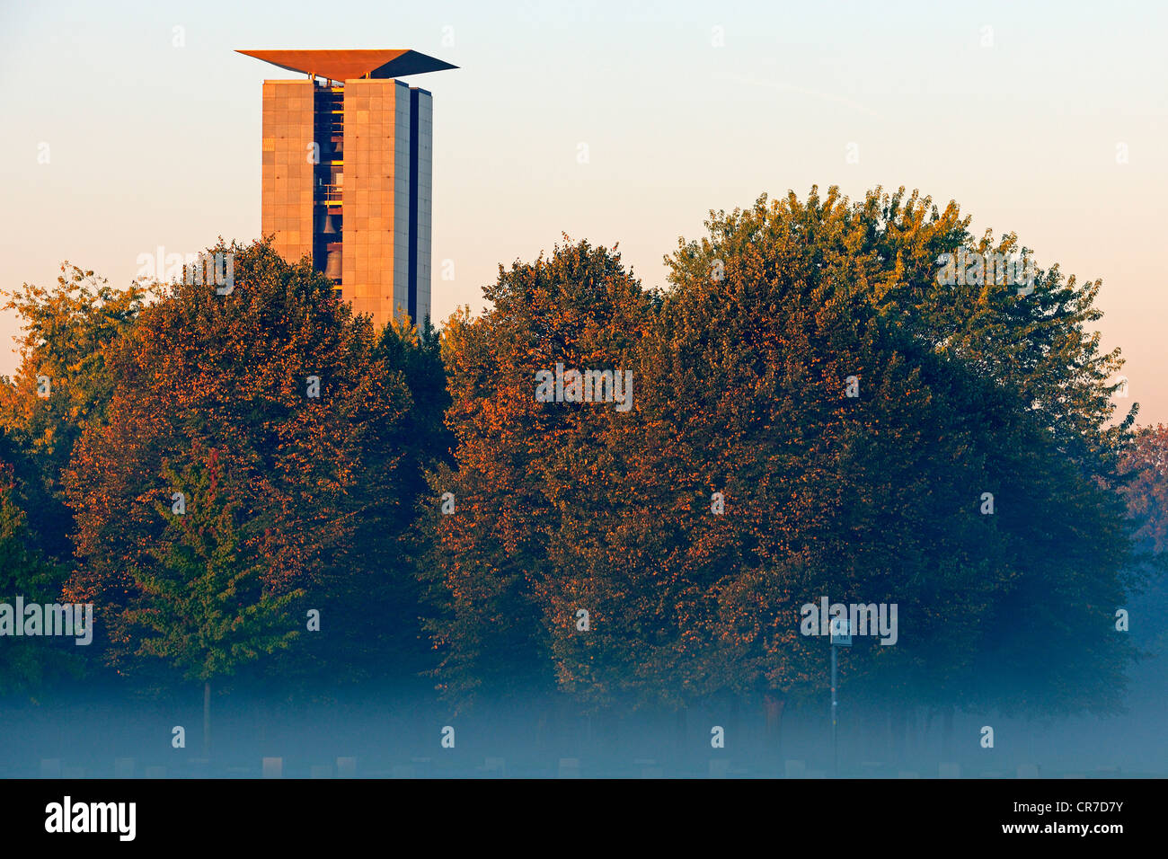 Il carillon del campanile con la terra della nebbia nella luce del mattino, il parco Tiergarten di Berlino, Germania, Europa PublicGround Foto Stock