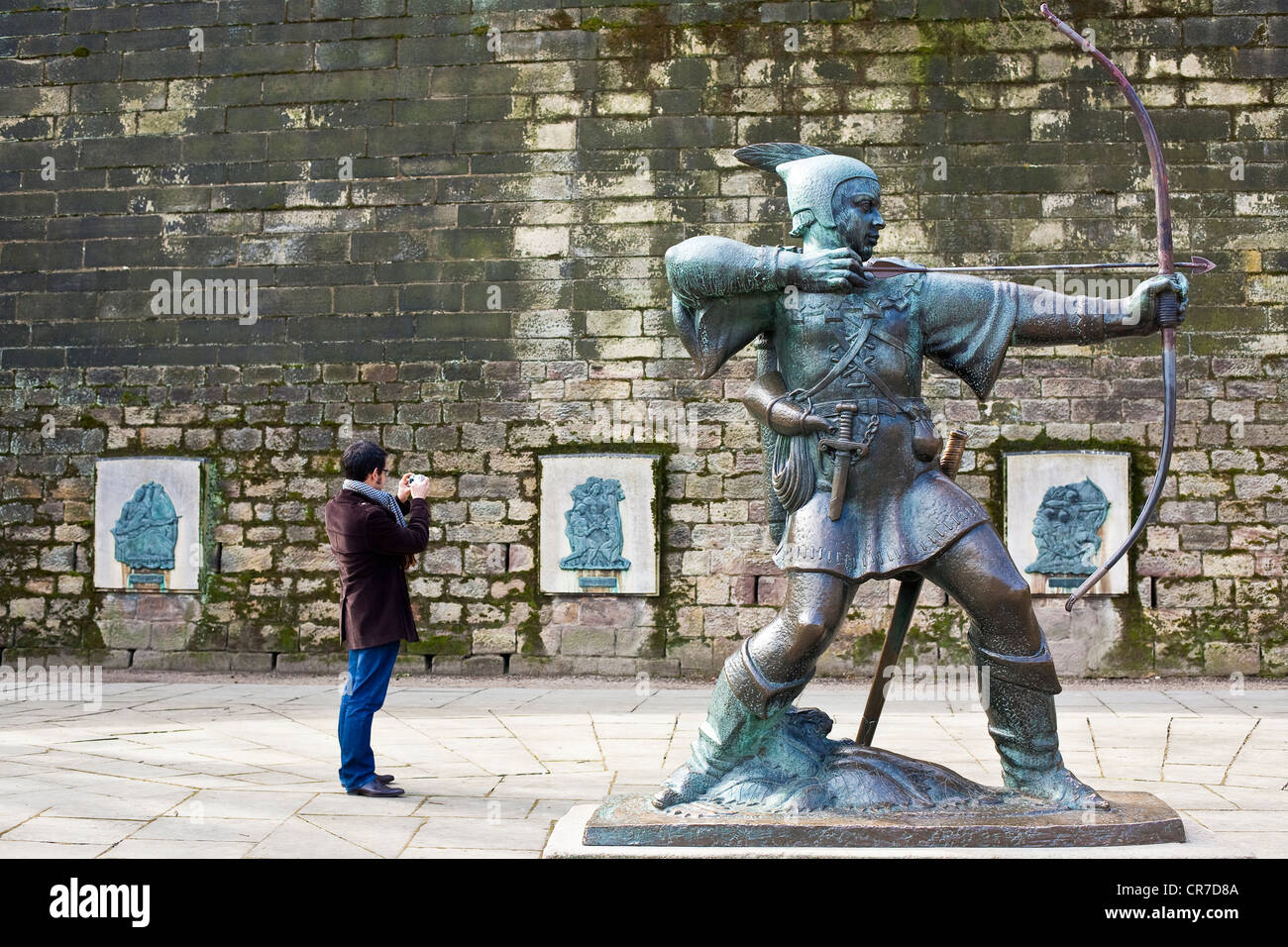 Regno Unito East Midlands Nottinghamshire Nottingham statua di Robin Hood ottone la relativa vita di eroe eretta di ingresso Foto Stock