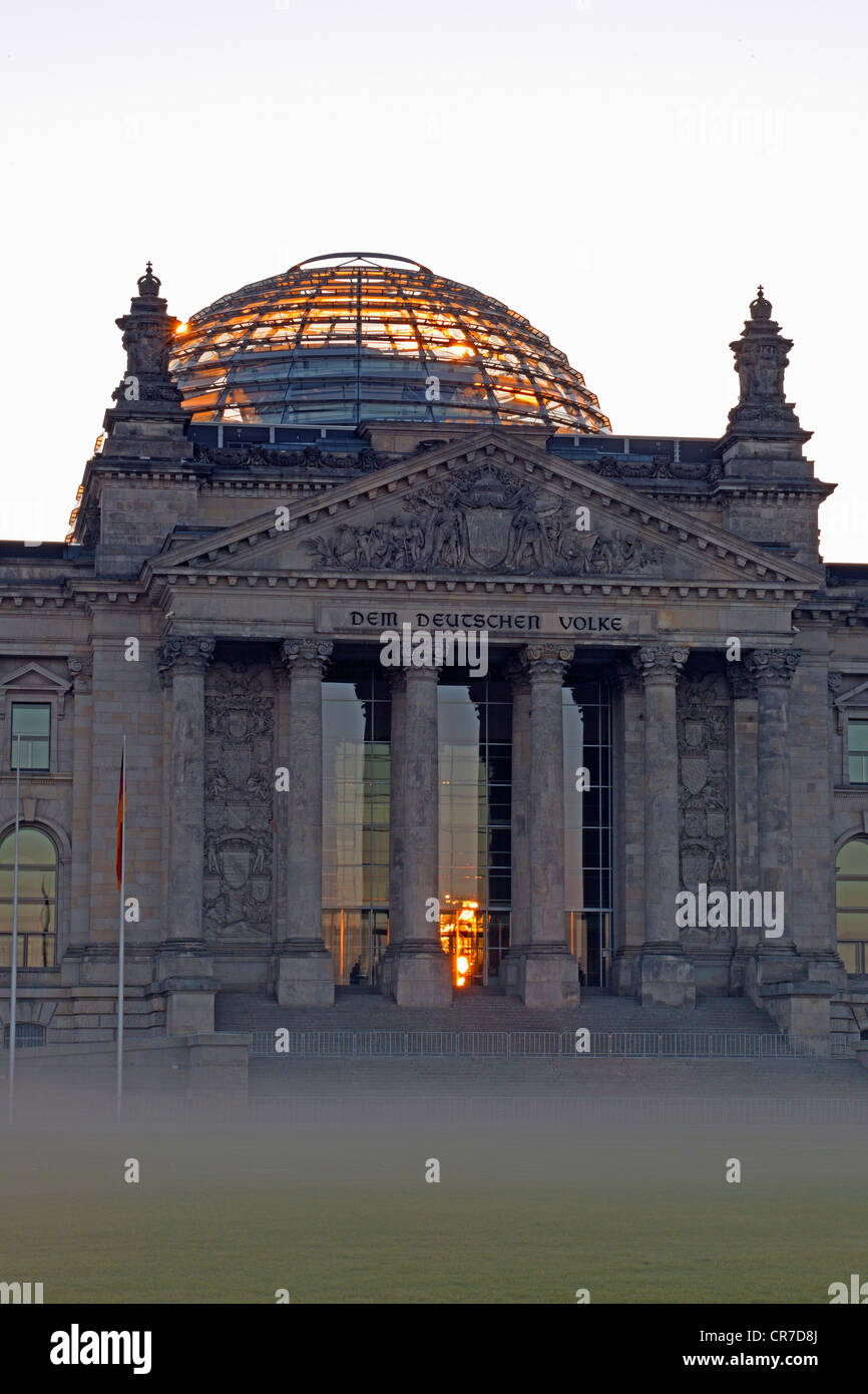 Edificio del Reichstag con terra della nebbia nella luce del mattino, Berlino, Germania, Europa PublicGround Foto Stock