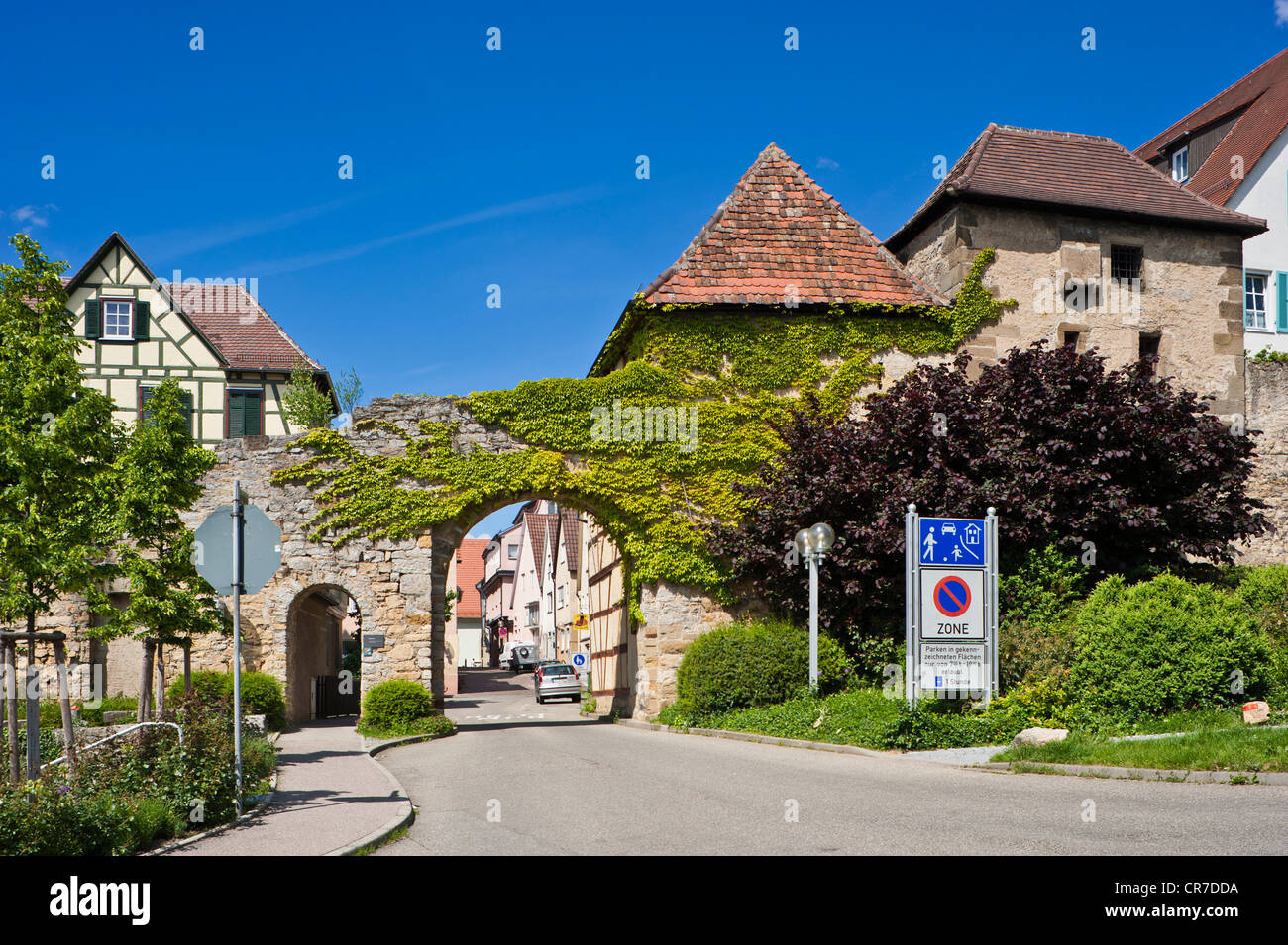 Ex cinta muraria con Grabentor gate e Diebsturm tower, Marbach am Neckar, valle del Neckar, Baden-Wuerttemberg, Germania, Europa Foto Stock