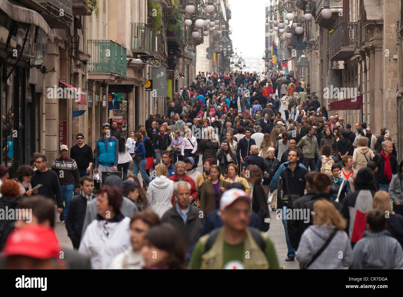 Folle di visitatori, turisti in strada Cala de Ferran, Barcellona, in Catalogna, Spagna, Europa Foto Stock