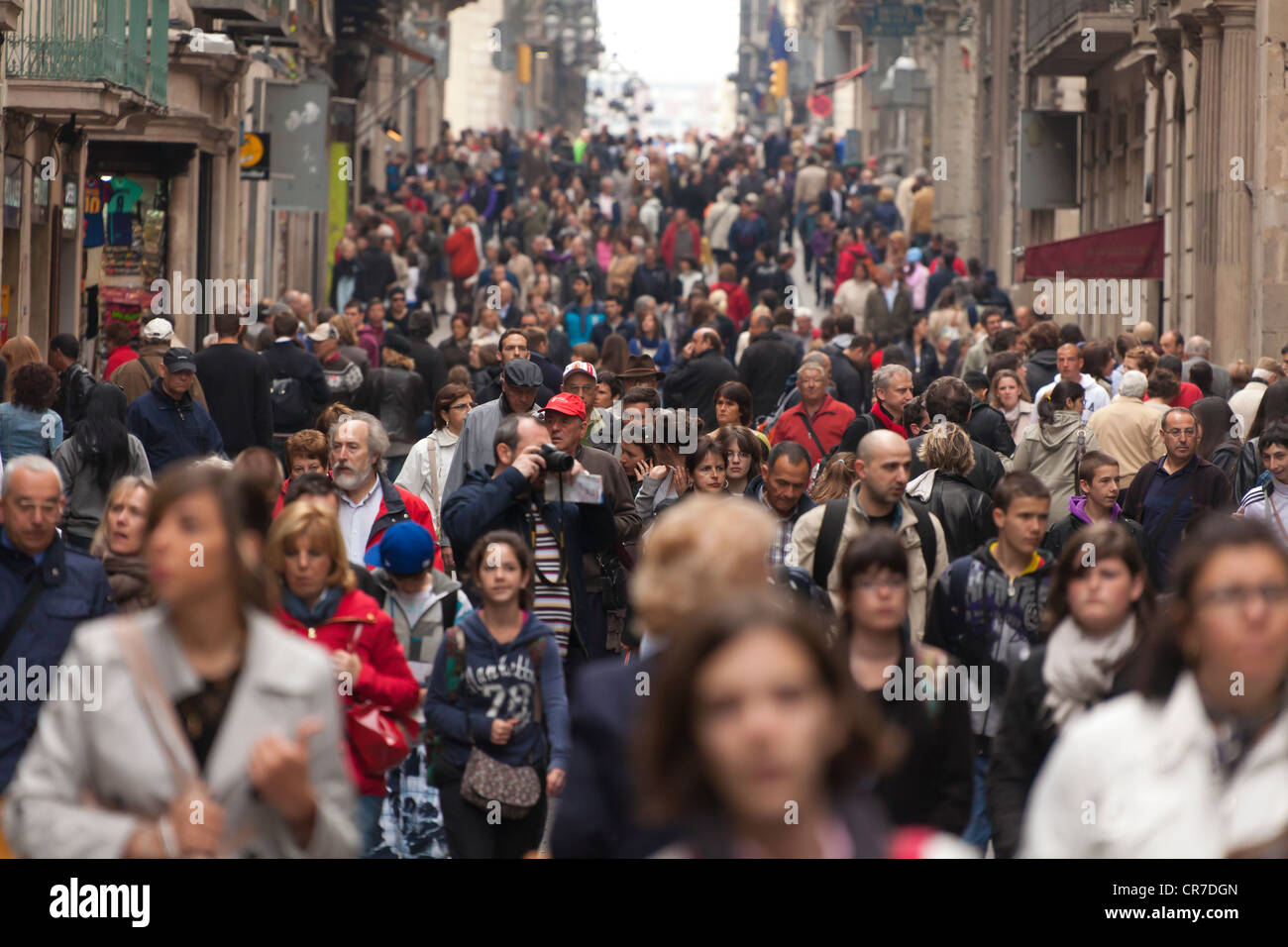 Folle di visitatori, turisti in strada Cala de Ferran, Barcellona, in Catalogna, Spagna, Europa Foto Stock