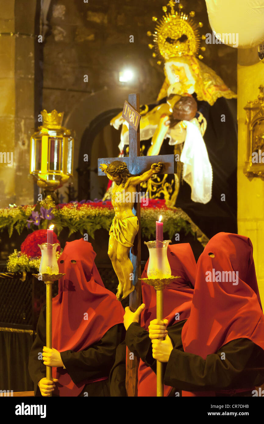 I penitenti in una Semana Santa processione, Chiesa di Sant Jaume Cala de Ferran, preparazione per la processione di Pasqua, Barcellona Foto Stock