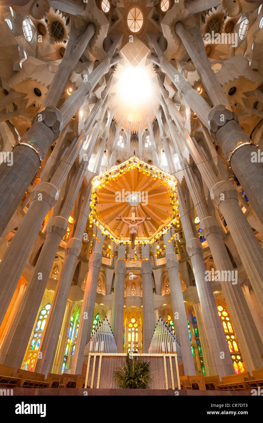 Il soffitto della chiesa, altare con un baldacchino o tettoia del membro interno della Sagrada Familia, alla Basílica ho Tempio Expiatori de la Foto Stock